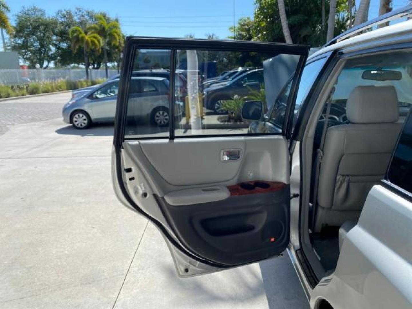 2007 Millenium Silver Metallic /Ash Toyota Highlander Limited 4WD LOW MILES 47,399 1 OWNER (JTEEP21A570) with an 3.3L DOHC SFI 24-Valve VVT-i V6 Engine engine, Automatic transmission, located at 4701 North Dixie Hwy, Pompano Beach, FL, 33064, (954) 422-2889, 26.240938, -80.123474 - OUR WEBPAGE FLORIDACARS1.COM HAS OVER 100 PHOTOS AND FREE CARFAX LINK 2007 Toyota Highlander Limited V6 4WD 4 Door Wagon/Sport Utility 3.3L V6 F DOHC 24V Gasoline 24 MPG All Wheel Drive Features 4WD/AWD ABS Brakes Air Conditioning Alloy Wheels AM/FM Stereo Automatic Transmission Cassette Player CD A - Photo#13