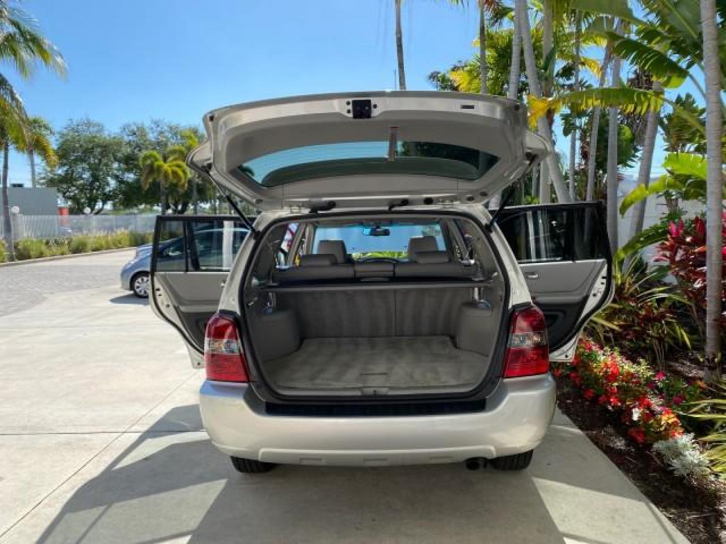 2007 Millenium Silver Metallic /Ash Toyota Highlander Limited 4WD LOW MILES 47,399 1 OWNER (JTEEP21A570) with an 3.3L DOHC SFI 24-Valve VVT-i V6 Engine engine, Automatic transmission, located at 4701 North Dixie Hwy, Pompano Beach, FL, 33064, (954) 422-2889, 26.240938, -80.123474 - OUR WEBPAGE FLORIDACARS1.COM HAS OVER 100 PHOTOS AND FREE CARFAX LINK 2007 Toyota Highlander Limited V6 4WD 4 Door Wagon/Sport Utility 3.3L V6 F DOHC 24V Gasoline 24 MPG All Wheel Drive Features 4WD/AWD ABS Brakes Air Conditioning Alloy Wheels AM/FM Stereo Automatic Transmission Cassette Player CD A - Photo#15