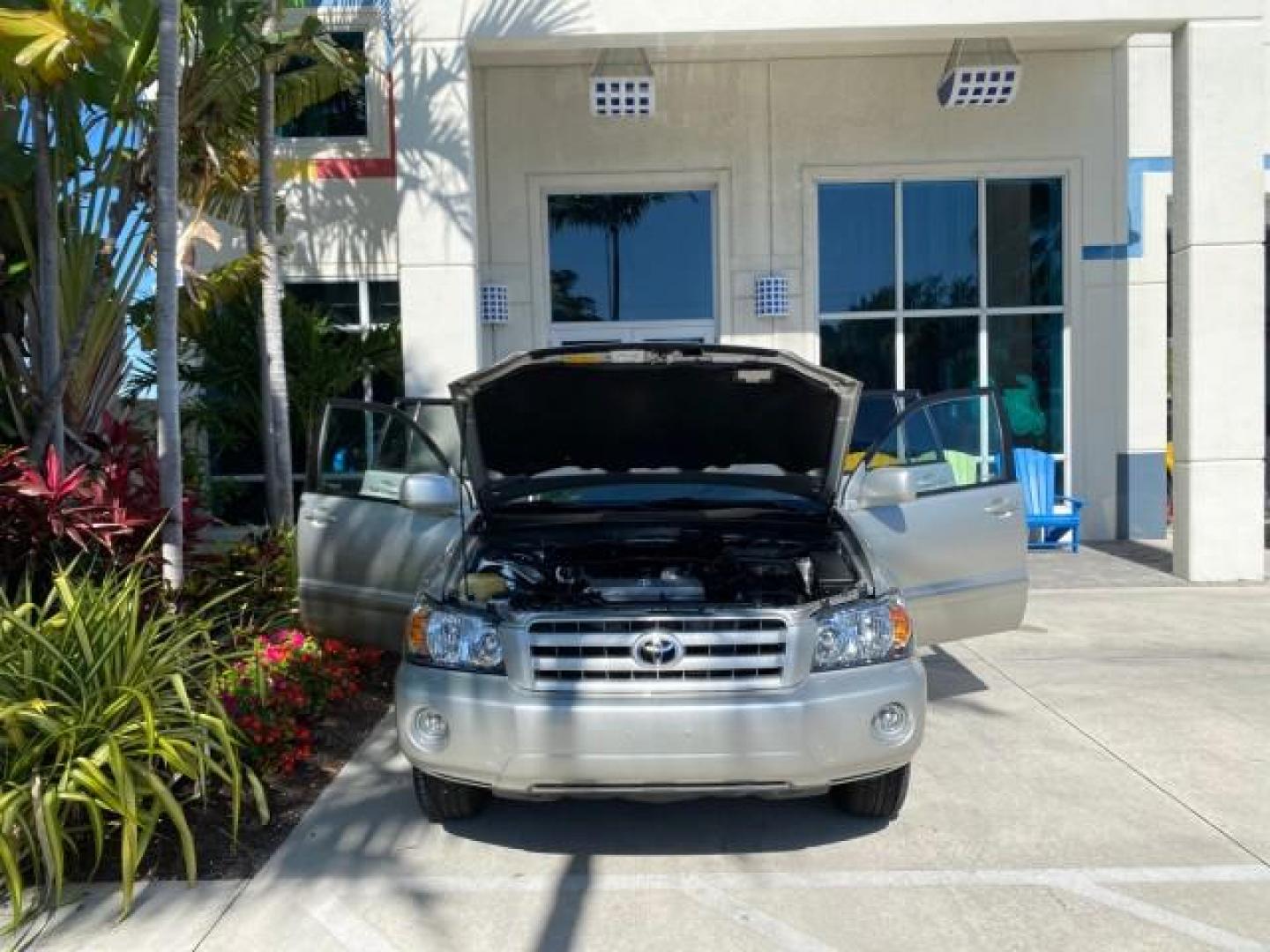2007 Millenium Silver Metallic /Ash Toyota Highlander Limited 4WD LOW MILES 47,399 1 OWNER (JTEEP21A570) with an 3.3L DOHC SFI 24-Valve VVT-i V6 Engine engine, Automatic transmission, located at 4701 North Dixie Hwy, Pompano Beach, FL, 33064, (954) 422-2889, 26.240938, -80.123474 - OUR WEBPAGE FLORIDACARS1.COM HAS OVER 100 PHOTOS AND FREE CARFAX LINK 2007 Toyota Highlander Limited V6 4WD 4 Door Wagon/Sport Utility 3.3L V6 F DOHC 24V Gasoline 24 MPG All Wheel Drive Features 4WD/AWD ABS Brakes Air Conditioning Alloy Wheels AM/FM Stereo Automatic Transmission Cassette Player CD A - Photo#16