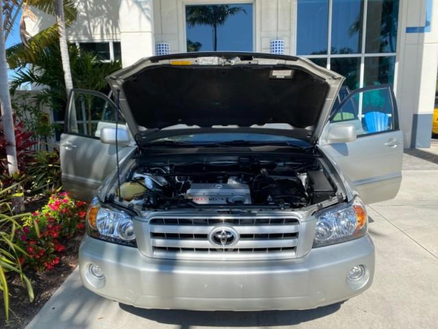 2007 Millenium Silver Metallic /Ash Toyota Highlander Limited 4WD LOW MILES 47,399 1 OWNER (JTEEP21A570) with an 3.3L DOHC SFI 24-Valve VVT-i V6 Engine engine, Automatic transmission, located at 4701 North Dixie Hwy, Pompano Beach, FL, 33064, (954) 422-2889, 26.240938, -80.123474 - OUR WEBPAGE FLORIDACARS1.COM HAS OVER 100 PHOTOS AND FREE CARFAX LINK 2007 Toyota Highlander Limited V6 4WD 4 Door Wagon/Sport Utility 3.3L V6 F DOHC 24V Gasoline 24 MPG All Wheel Drive Features 4WD/AWD ABS Brakes Air Conditioning Alloy Wheels AM/FM Stereo Automatic Transmission Cassette Player CD A - Photo#17