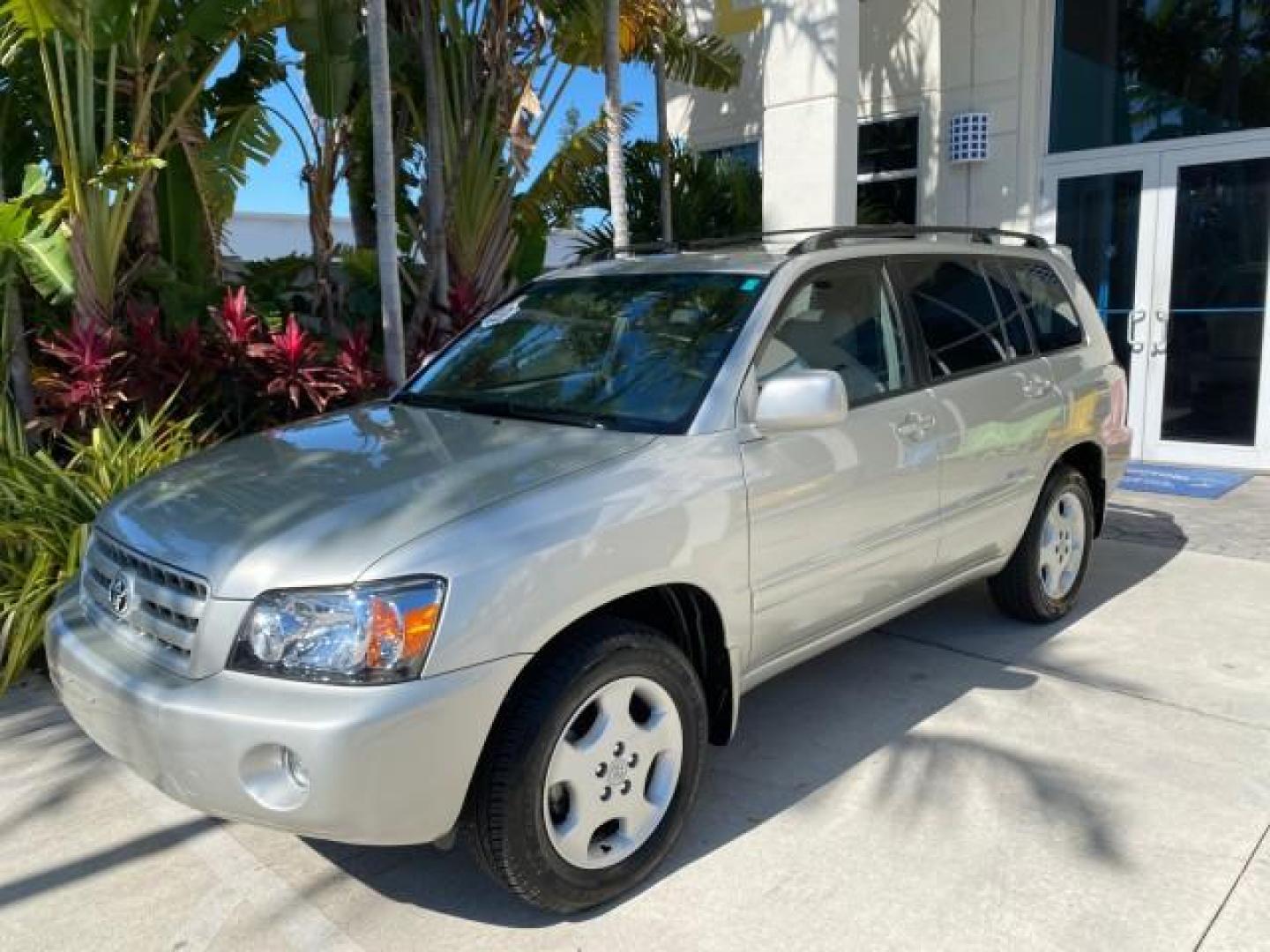2007 Millenium Silver Metallic /Ash Toyota Highlander Limited 4WD LOW MILES 47,399 1 OWNER (JTEEP21A570) with an 3.3L DOHC SFI 24-Valve VVT-i V6 Engine engine, Automatic transmission, located at 4701 North Dixie Hwy, Pompano Beach, FL, 33064, (954) 422-2889, 26.240938, -80.123474 - OUR WEBPAGE FLORIDACARS1.COM HAS OVER 100 PHOTOS AND FREE CARFAX LINK 2007 Toyota Highlander Limited V6 4WD 4 Door Wagon/Sport Utility 3.3L V6 F DOHC 24V Gasoline 24 MPG All Wheel Drive Features 4WD/AWD ABS Brakes Air Conditioning Alloy Wheels AM/FM Stereo Automatic Transmission Cassette Player CD A - Photo#29
