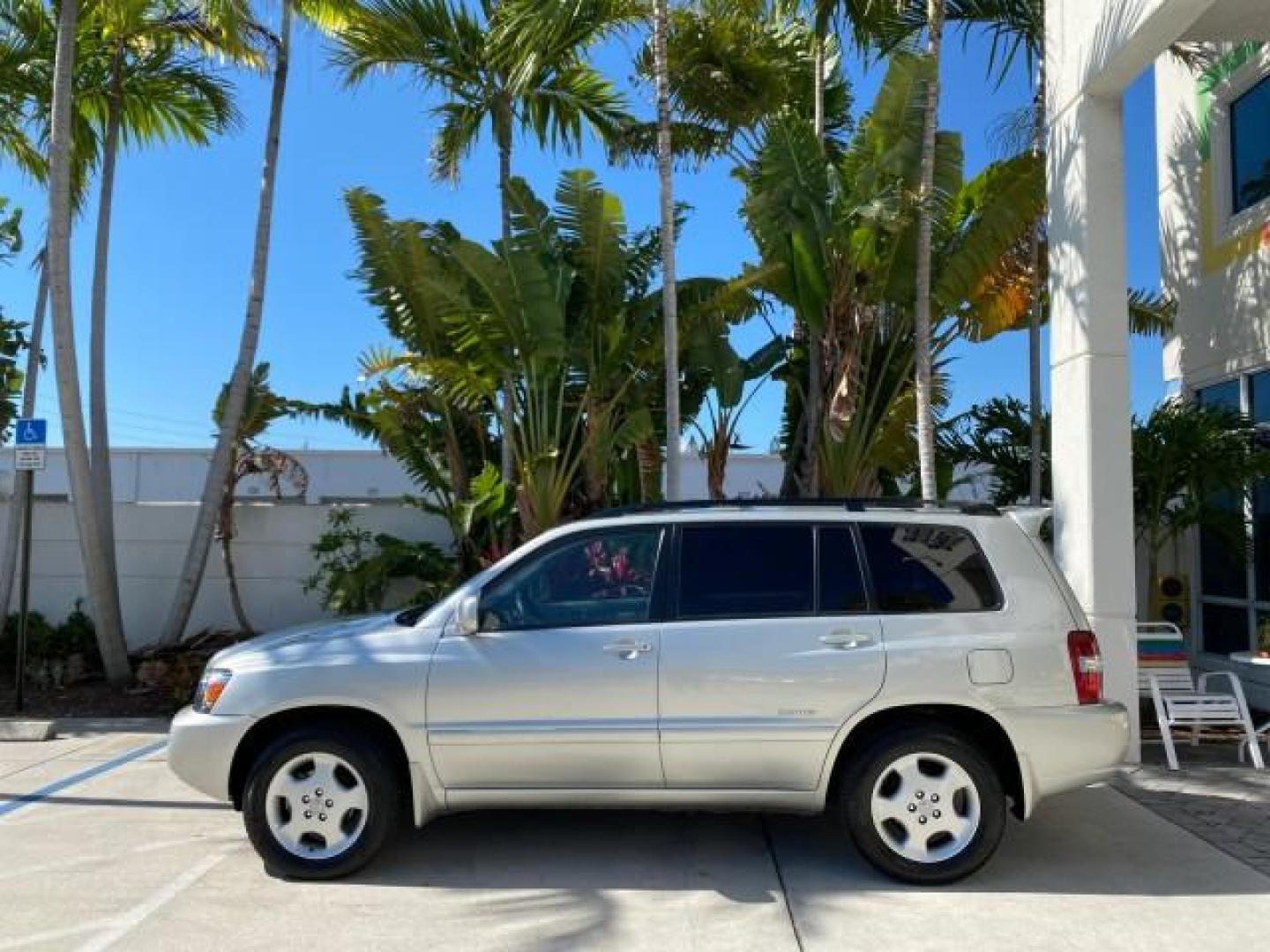 2007 Millenium Silver Metallic /Ash Toyota Highlander Limited 4WD LOW MILES 47,399 1 OWNER (JTEEP21A570) with an 3.3L DOHC SFI 24-Valve VVT-i V6 Engine engine, Automatic transmission, located at 4701 North Dixie Hwy, Pompano Beach, FL, 33064, (954) 422-2889, 26.240938, -80.123474 - OUR WEBPAGE FLORIDACARS1.COM HAS OVER 100 PHOTOS AND FREE CARFAX LINK 2007 Toyota Highlander Limited V6 4WD 4 Door Wagon/Sport Utility 3.3L V6 F DOHC 24V Gasoline 24 MPG All Wheel Drive Features 4WD/AWD ABS Brakes Air Conditioning Alloy Wheels AM/FM Stereo Automatic Transmission Cassette Player CD A - Photo#30