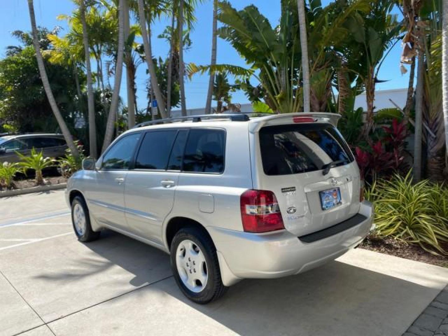 2007 Millenium Silver Metallic /Ash Toyota Highlander Limited 4WD LOW MILES 47,399 1 OWNER (JTEEP21A570) with an 3.3L DOHC SFI 24-Valve VVT-i V6 Engine engine, Automatic transmission, located at 4701 North Dixie Hwy, Pompano Beach, FL, 33064, (954) 422-2889, 26.240938, -80.123474 - OUR WEBPAGE FLORIDACARS1.COM HAS OVER 100 PHOTOS AND FREE CARFAX LINK 2007 Toyota Highlander Limited V6 4WD 4 Door Wagon/Sport Utility 3.3L V6 F DOHC 24V Gasoline 24 MPG All Wheel Drive Features 4WD/AWD ABS Brakes Air Conditioning Alloy Wheels AM/FM Stereo Automatic Transmission Cassette Player CD A - Photo#32
