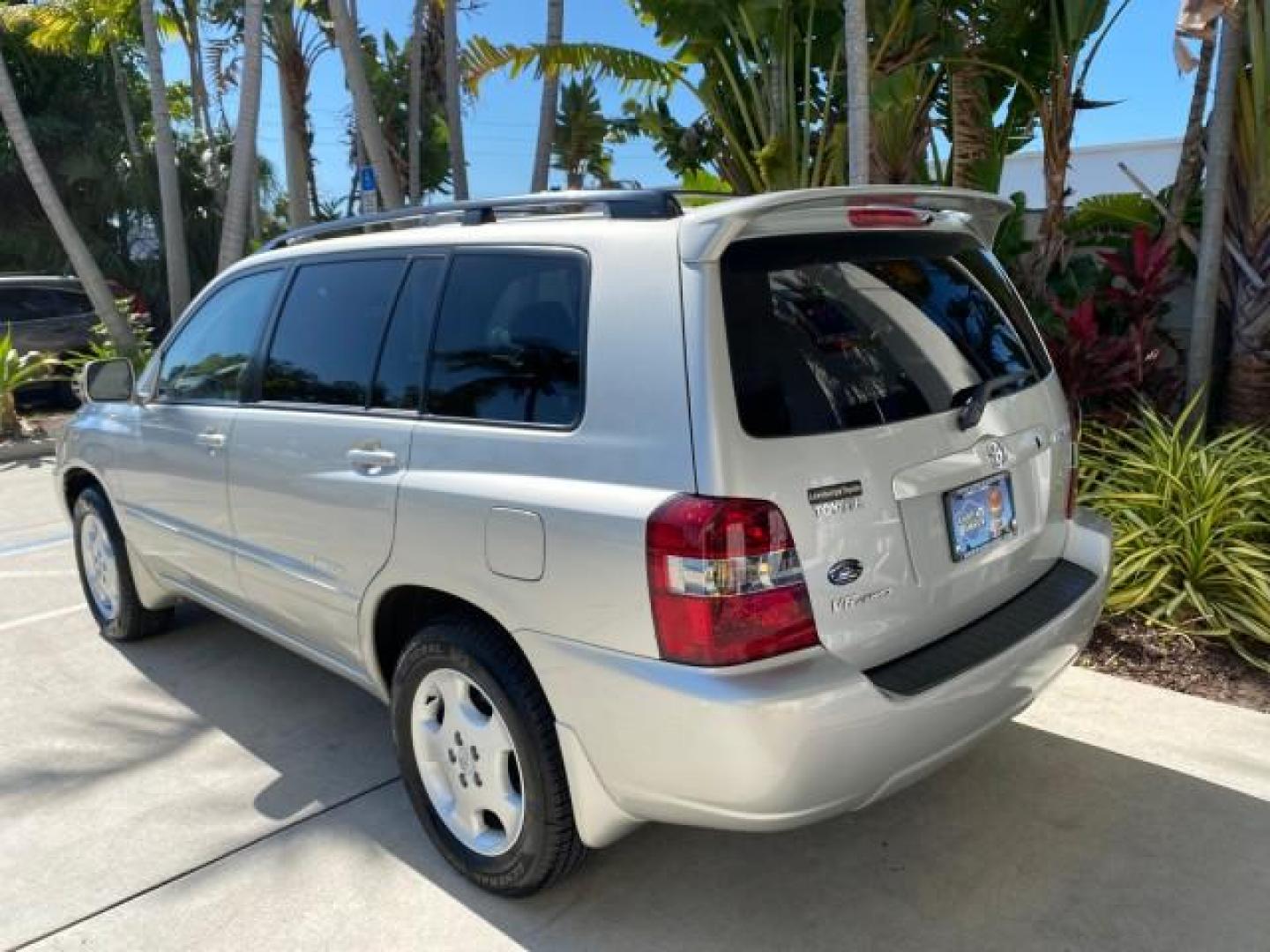 2007 Millenium Silver Metallic /Ash Toyota Highlander Limited 4WD LOW MILES 47,399 1 OWNER (JTEEP21A570) with an 3.3L DOHC SFI 24-Valve VVT-i V6 Engine engine, Automatic transmission, located at 4701 North Dixie Hwy, Pompano Beach, FL, 33064, (954) 422-2889, 26.240938, -80.123474 - OUR WEBPAGE FLORIDACARS1.COM HAS OVER 100 PHOTOS AND FREE CARFAX LINK 2007 Toyota Highlander Limited V6 4WD 4 Door Wagon/Sport Utility 3.3L V6 F DOHC 24V Gasoline 24 MPG All Wheel Drive Features 4WD/AWD ABS Brakes Air Conditioning Alloy Wheels AM/FM Stereo Automatic Transmission Cassette Player CD A - Photo#33