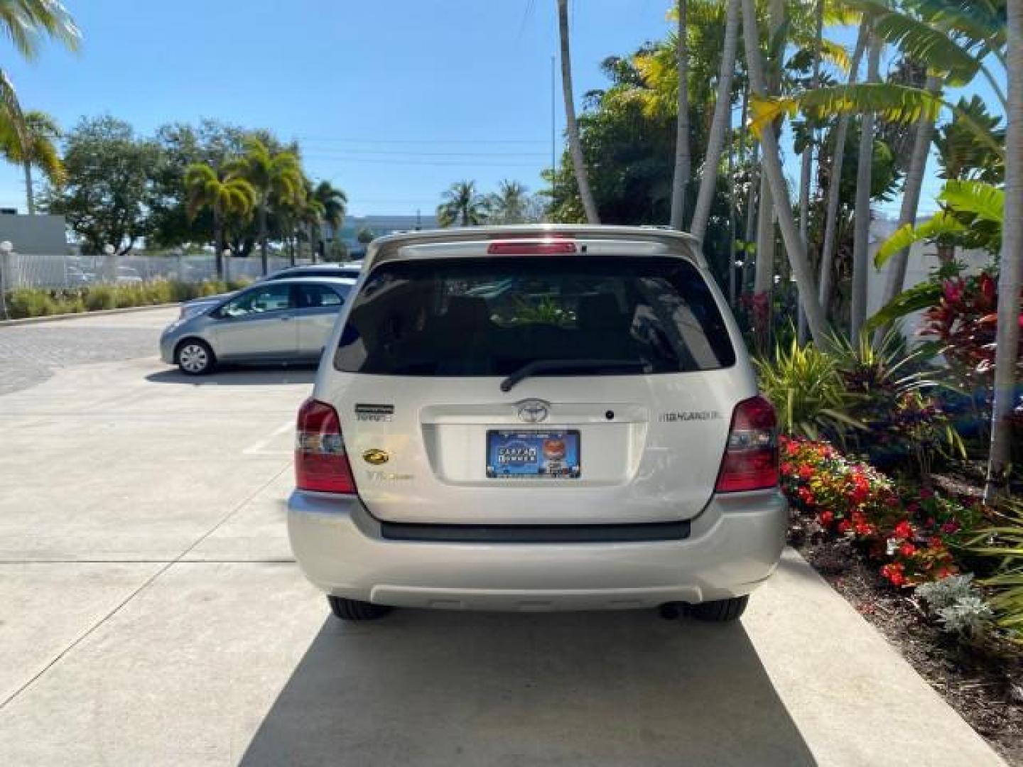 2007 Millenium Silver Metallic /Ash Toyota Highlander Limited 4WD LOW MILES 47,399 1 OWNER (JTEEP21A570) with an 3.3L DOHC SFI 24-Valve VVT-i V6 Engine engine, Automatic transmission, located at 4701 North Dixie Hwy, Pompano Beach, FL, 33064, (954) 422-2889, 26.240938, -80.123474 - OUR WEBPAGE FLORIDACARS1.COM HAS OVER 100 PHOTOS AND FREE CARFAX LINK 2007 Toyota Highlander Limited V6 4WD 4 Door Wagon/Sport Utility 3.3L V6 F DOHC 24V Gasoline 24 MPG All Wheel Drive Features 4WD/AWD ABS Brakes Air Conditioning Alloy Wheels AM/FM Stereo Automatic Transmission Cassette Player CD A - Photo#34