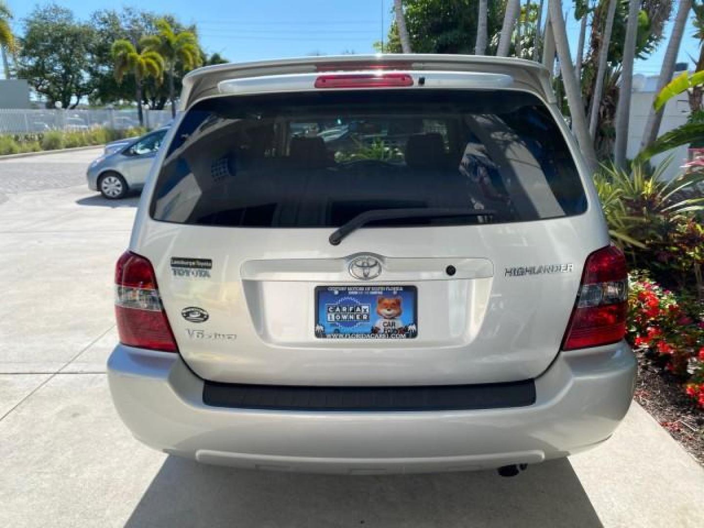 2007 Millenium Silver Metallic /Ash Toyota Highlander Limited 4WD LOW MILES 47,399 1 OWNER (JTEEP21A570) with an 3.3L DOHC SFI 24-Valve VVT-i V6 Engine engine, Automatic transmission, located at 4701 North Dixie Hwy, Pompano Beach, FL, 33064, (954) 422-2889, 26.240938, -80.123474 - OUR WEBPAGE FLORIDACARS1.COM HAS OVER 100 PHOTOS AND FREE CARFAX LINK 2007 Toyota Highlander Limited V6 4WD 4 Door Wagon/Sport Utility 3.3L V6 F DOHC 24V Gasoline 24 MPG All Wheel Drive Features 4WD/AWD ABS Brakes Air Conditioning Alloy Wheels AM/FM Stereo Automatic Transmission Cassette Player CD A - Photo#35