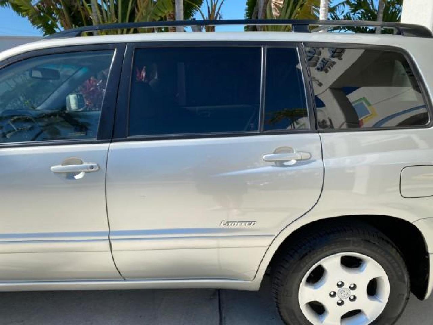 2007 Millenium Silver Metallic /Ash Toyota Highlander Limited 4WD LOW MILES 47,399 1 OWNER (JTEEP21A570) with an 3.3L DOHC SFI 24-Valve VVT-i V6 Engine engine, Automatic transmission, located at 4701 North Dixie Hwy, Pompano Beach, FL, 33064, (954) 422-2889, 26.240938, -80.123474 - OUR WEBPAGE FLORIDACARS1.COM HAS OVER 100 PHOTOS AND FREE CARFAX LINK 2007 Toyota Highlander Limited V6 4WD 4 Door Wagon/Sport Utility 3.3L V6 F DOHC 24V Gasoline 24 MPG All Wheel Drive Features 4WD/AWD ABS Brakes Air Conditioning Alloy Wheels AM/FM Stereo Automatic Transmission Cassette Player CD A - Photo#76