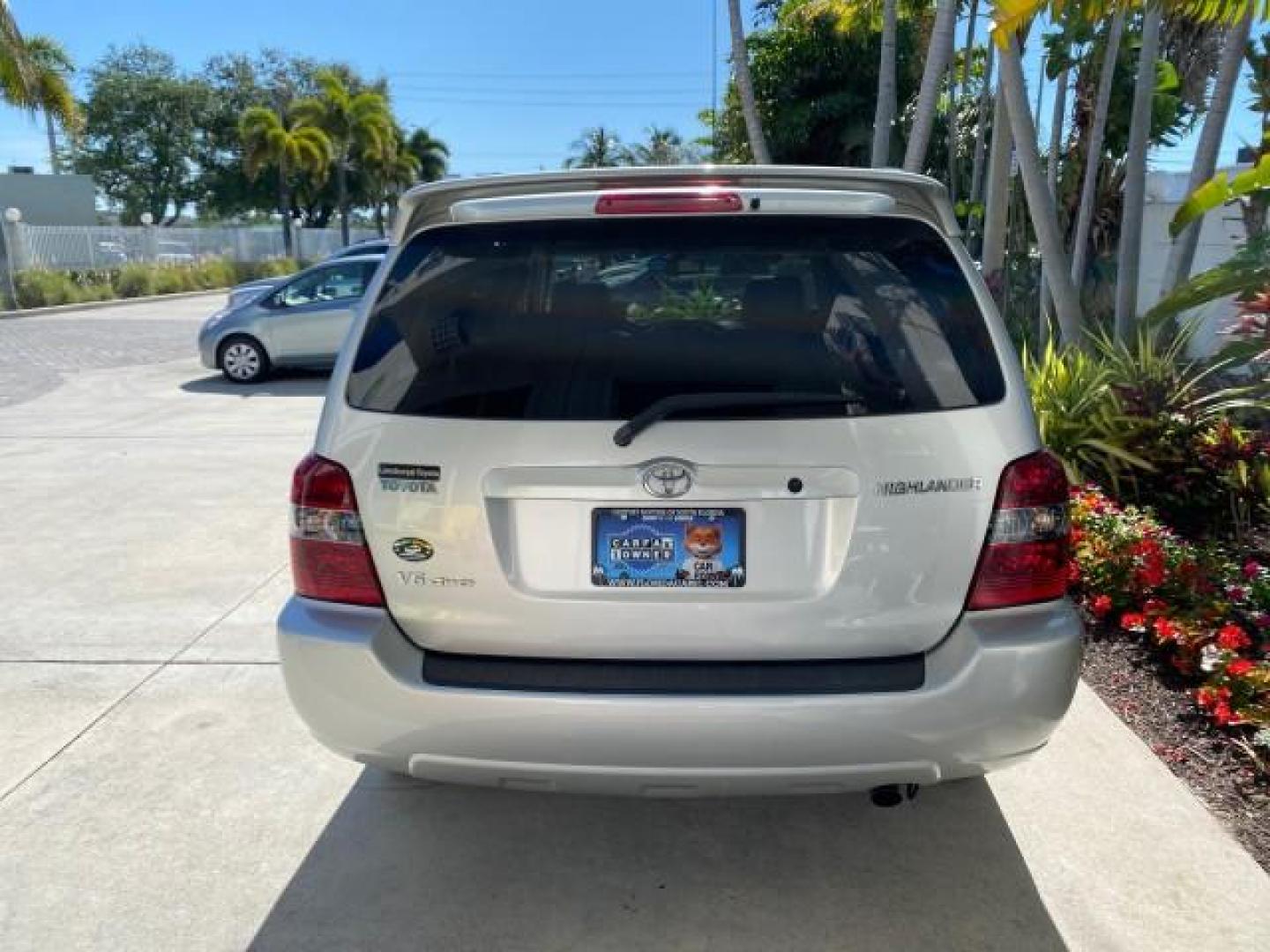 2007 Millenium Silver Metallic /Ash Toyota Highlander Limited 4WD LOW MILES 47,399 1 OWNER (JTEEP21A570) with an 3.3L DOHC SFI 24-Valve VVT-i V6 Engine engine, Automatic transmission, located at 4701 North Dixie Hwy, Pompano Beach, FL, 33064, (954) 422-2889, 26.240938, -80.123474 - OUR WEBPAGE FLORIDACARS1.COM HAS OVER 100 PHOTOS AND FREE CARFAX LINK 2007 Toyota Highlander Limited V6 4WD 4 Door Wagon/Sport Utility 3.3L V6 F DOHC 24V Gasoline 24 MPG All Wheel Drive Features 4WD/AWD ABS Brakes Air Conditioning Alloy Wheels AM/FM Stereo Automatic Transmission Cassette Player CD A - Photo#95