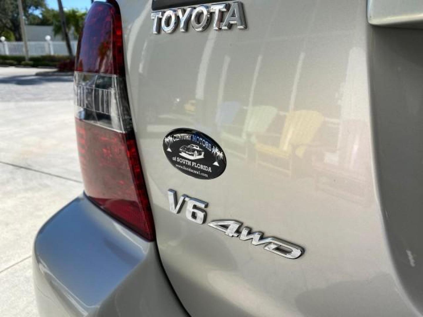 2007 Millenium Silver Metallic /Ash Toyota Highlander Limited 4WD LOW MILES 47,399 1 OWNER (JTEEP21A570) with an 3.3L DOHC SFI 24-Valve VVT-i V6 Engine engine, Automatic transmission, located at 4701 North Dixie Hwy, Pompano Beach, FL, 33064, (954) 422-2889, 26.240938, -80.123474 - OUR WEBPAGE FLORIDACARS1.COM HAS OVER 100 PHOTOS AND FREE CARFAX LINK 2007 Toyota Highlander Limited V6 4WD 4 Door Wagon/Sport Utility 3.3L V6 F DOHC 24V Gasoline 24 MPG All Wheel Drive Features 4WD/AWD ABS Brakes Air Conditioning Alloy Wheels AM/FM Stereo Automatic Transmission Cassette Player CD A - Photo#96