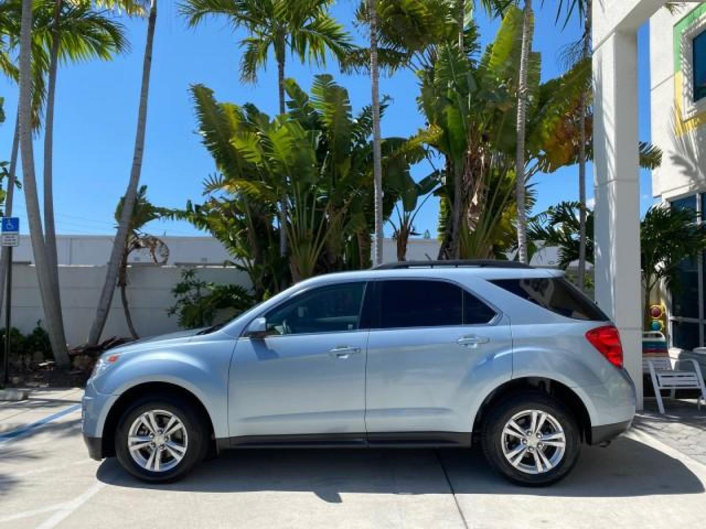 2014 Silver Topaz Metallic /Light Titanium/Jet Black Chevrolet Equinox SUV LT 1 OWNER LOW MILES 28,707 (2GNALCEK2E6) with an 2.4L DOHC 4-Cyl SIDI Spark Ignition DI Engine engine, Automatic transmission, located at 4701 North Dixie Hwy, Pompano Beach, FL, 33064, (954) 422-2889, 26.240938, -80.123474 - OUR WEBPAGE FLORIDACARS1.COM HAS OVER 100 PHOTOS AND FREE CARFAX LINK 2014 Chevrolet Equinox LT 1 OWNER 4 Door Wagon/Sport Utility 2.4L I4 F DOHC 16V Flex Fuel 32 MPG Front Wheel Drive Features ABS Brakes Air Conditioning Alloy Wheels AM/FM Stereo Automatic Transmission Auxiliary Audio Input Bluetoo- Photo#30
