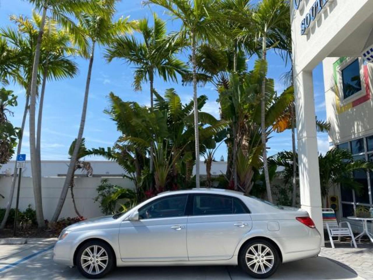 2007 Titanium Metallic /Graphite Toyota Avalon SUNROOF Limited LOW MILES 48,568 (4T1BK36B57U) with an 3.5L DOHC EFI 24-Valve V6 Engine engine, Automatic transmission, located at 4701 North Dixie Hwy, Pompano Beach, FL, 33064, (954) 422-2889, 26.240938, -80.123474 - OUR WEBPAGE FLORIDACARS1.COM HAS OVER 100 PHOTOS AND FREE CARFAX LINK 2007 Toyota Avalon LIMITED Sedan 4 DR 3.5L V6 F DOHC 24V Gasoline 28 MPG Front Wheel Drive Features A/C Seat(s) ABS Brakes Air Conditioning Alloy Wheels AM/FM Stereo Automatic Transmission Auxiliary Audio Input Cassette Player CD- Photo#4