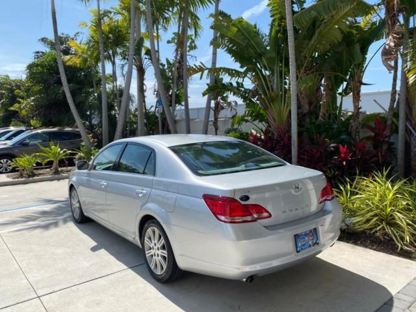 2007 Titanium Metallic /Graphite Toyota Avalon SUNROOF Limited LOW MILES 48,568 (4T1BK36B57U) with an 3.5L DOHC EFI 24-Valve V6 Engine engine, Automatic transmission, located at 4701 North Dixie Hwy, Pompano Beach, FL, 33064, (954) 422-2889, 26.240938, -80.123474 - OUR WEBPAGE FLORIDACARS1.COM HAS OVER 100 PHOTOS AND FREE CARFAX LINK 2007 Toyota Avalon LIMITED Sedan 4 DR 3.5L V6 F DOHC 24V Gasoline 28 MPG Front Wheel Drive Features A/C Seat(s) ABS Brakes Air Conditioning Alloy Wheels AM/FM Stereo Automatic Transmission Auxiliary Audio Input Cassette Player CD- Photo#5