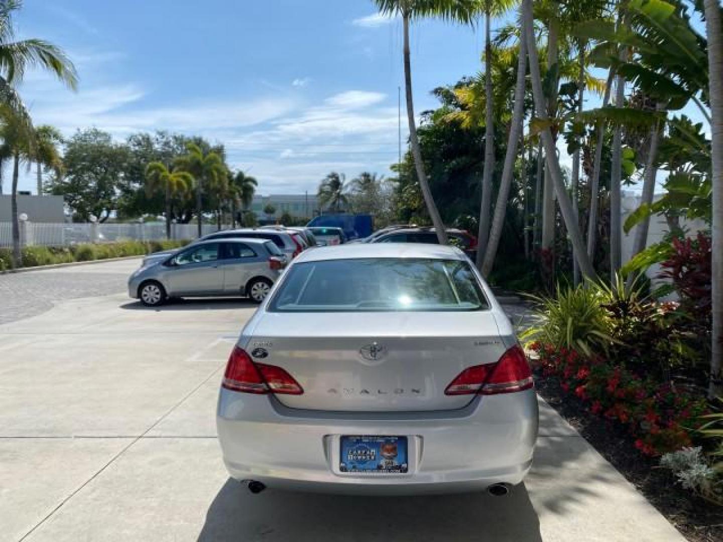 2007 Titanium Metallic /Graphite Toyota Avalon SUNROOF Limited LOW MILES 48,568 (4T1BK36B57U) with an 3.5L DOHC EFI 24-Valve V6 Engine engine, Automatic transmission, located at 4701 North Dixie Hwy, Pompano Beach, FL, 33064, (954) 422-2889, 26.240938, -80.123474 - OUR WEBPAGE FLORIDACARS1.COM HAS OVER 100 PHOTOS AND FREE CARFAX LINK 2007 Toyota Avalon LIMITED Sedan 4 DR 3.5L V6 F DOHC 24V Gasoline 28 MPG Front Wheel Drive Features A/C Seat(s) ABS Brakes Air Conditioning Alloy Wheels AM/FM Stereo Automatic Transmission Auxiliary Audio Input Cassette Player CD- Photo#6
