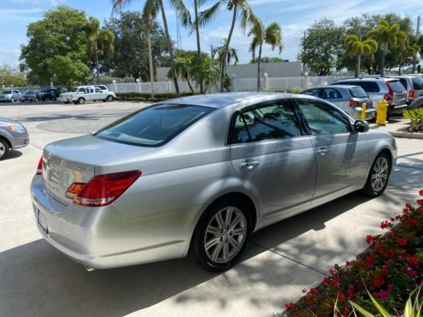 2007 Titanium Metallic /Graphite Toyota Avalon SUNROOF Limited LOW MILES 48,568 (4T1BK36B57U) with an 3.5L DOHC EFI 24-Valve V6 Engine engine, Automatic transmission, located at 4701 North Dixie Hwy, Pompano Beach, FL, 33064, (954) 422-2889, 26.240938, -80.123474 - OUR WEBPAGE FLORIDACARS1.COM HAS OVER 100 PHOTOS AND FREE CARFAX LINK 2007 Toyota Avalon LIMITED Sedan 4 DR 3.5L V6 F DOHC 24V Gasoline 28 MPG Front Wheel Drive Features A/C Seat(s) ABS Brakes Air Conditioning Alloy Wheels AM/FM Stereo Automatic Transmission Auxiliary Audio Input Cassette Player CD- Photo#7