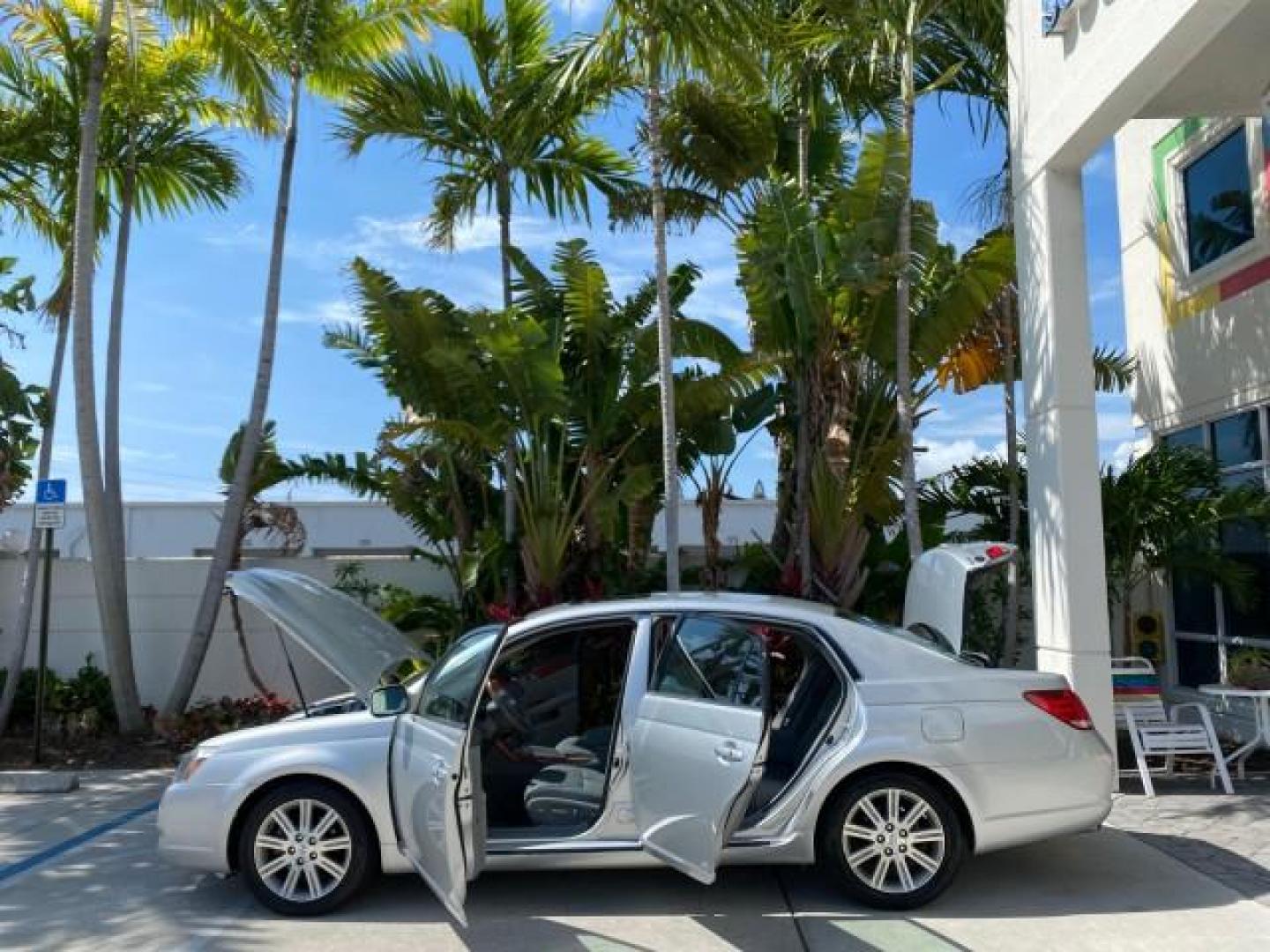 2007 Titanium Metallic /Graphite Toyota Avalon SUNROOF Limited LOW MILES 48,568 (4T1BK36B57U) with an 3.5L DOHC EFI 24-Valve V6 Engine engine, Automatic transmission, located at 4701 North Dixie Hwy, Pompano Beach, FL, 33064, (954) 422-2889, 26.240938, -80.123474 - OUR WEBPAGE FLORIDACARS1.COM HAS OVER 100 PHOTOS AND FREE CARFAX LINK 2007 Toyota Avalon LIMITED Sedan 4 DR 3.5L V6 F DOHC 24V Gasoline 28 MPG Front Wheel Drive Features A/C Seat(s) ABS Brakes Air Conditioning Alloy Wheels AM/FM Stereo Automatic Transmission Auxiliary Audio Input Cassette Player CD- Photo#8