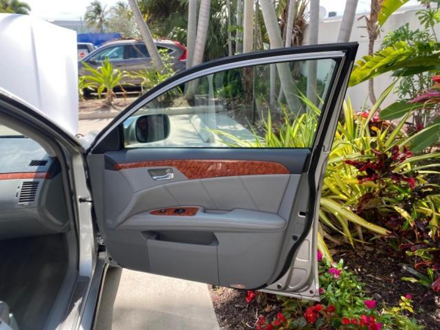 2007 Titanium Metallic /Graphite Toyota Avalon SUNROOF Limited LOW MILES 48,568 (4T1BK36B57U) with an 3.5L DOHC EFI 24-Valve V6 Engine engine, Automatic transmission, located at 4701 North Dixie Hwy, Pompano Beach, FL, 33064, (954) 422-2889, 26.240938, -80.123474 - OUR WEBPAGE FLORIDACARS1.COM HAS OVER 100 PHOTOS AND FREE CARFAX LINK 2007 Toyota Avalon LIMITED Sedan 4 DR 3.5L V6 F DOHC 24V Gasoline 28 MPG Front Wheel Drive Features A/C Seat(s) ABS Brakes Air Conditioning Alloy Wheels AM/FM Stereo Automatic Transmission Auxiliary Audio Input Cassette Player CD- Photo#11