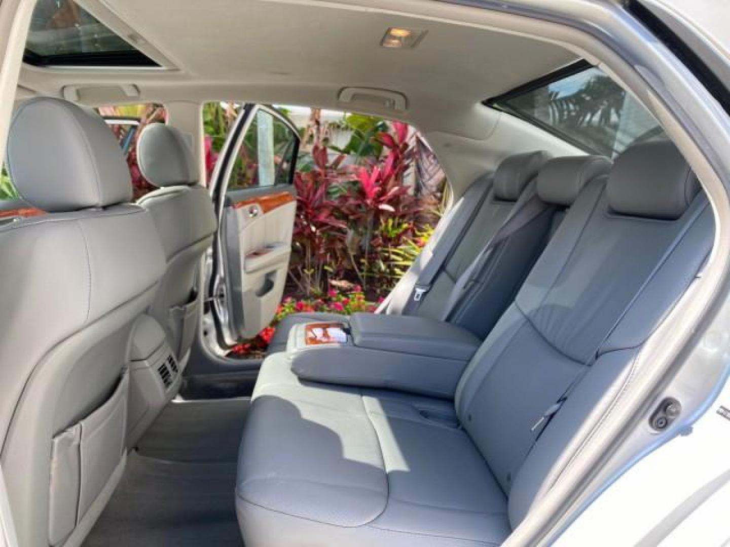 2007 Titanium Metallic /Graphite Toyota Avalon SUNROOF Limited LOW MILES 48,568 (4T1BK36B57U) with an 3.5L DOHC EFI 24-Valve V6 Engine engine, Automatic transmission, located at 4701 North Dixie Hwy, Pompano Beach, FL, 33064, (954) 422-2889, 26.240938, -80.123474 - OUR WEBPAGE FLORIDACARS1.COM HAS OVER 100 PHOTOS AND FREE CARFAX LINK 2007 Toyota Avalon LIMITED Sedan 4 DR 3.5L V6 F DOHC 24V Gasoline 28 MPG Front Wheel Drive Features A/C Seat(s) ABS Brakes Air Conditioning Alloy Wheels AM/FM Stereo Automatic Transmission Auxiliary Audio Input Cassette Player CD- Photo#14