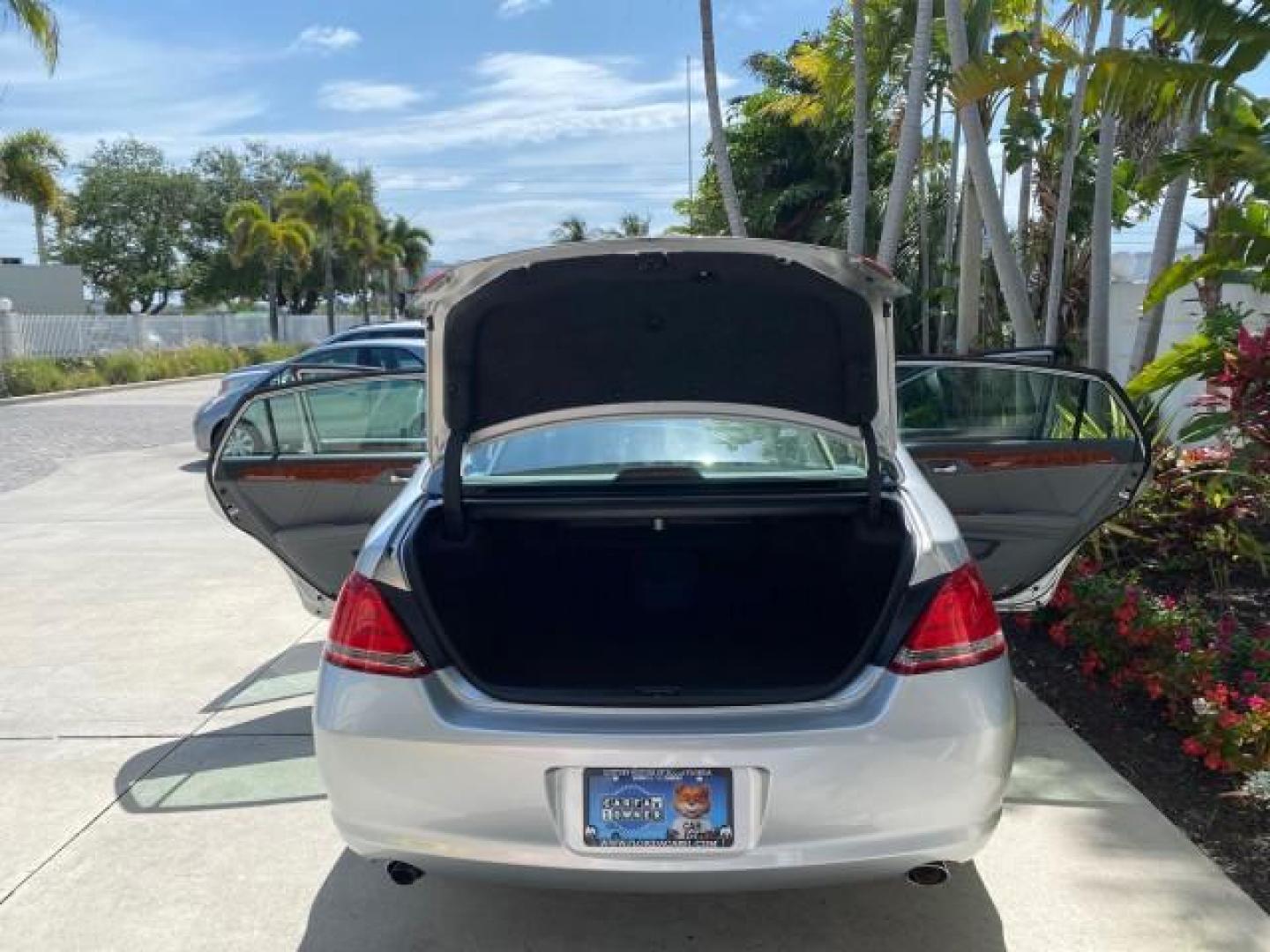 2007 Titanium Metallic /Graphite Toyota Avalon SUNROOF Limited LOW MILES 48,568 (4T1BK36B57U) with an 3.5L DOHC EFI 24-Valve V6 Engine engine, Automatic transmission, located at 4701 North Dixie Hwy, Pompano Beach, FL, 33064, (954) 422-2889, 26.240938, -80.123474 - OUR WEBPAGE FLORIDACARS1.COM HAS OVER 100 PHOTOS AND FREE CARFAX LINK 2007 Toyota Avalon LIMITED Sedan 4 DR 3.5L V6 F DOHC 24V Gasoline 28 MPG Front Wheel Drive Features A/C Seat(s) ABS Brakes Air Conditioning Alloy Wheels AM/FM Stereo Automatic Transmission Auxiliary Audio Input Cassette Player CD- Photo#15