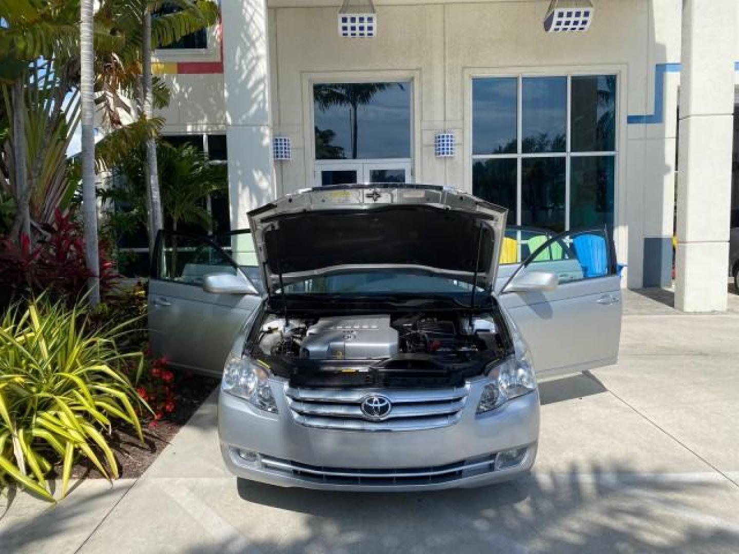 2007 Titanium Metallic /Graphite Toyota Avalon SUNROOF Limited LOW MILES 48,568 (4T1BK36B57U) with an 3.5L DOHC EFI 24-Valve V6 Engine engine, Automatic transmission, located at 4701 North Dixie Hwy, Pompano Beach, FL, 33064, (954) 422-2889, 26.240938, -80.123474 - OUR WEBPAGE FLORIDACARS1.COM HAS OVER 100 PHOTOS AND FREE CARFAX LINK 2007 Toyota Avalon LIMITED Sedan 4 DR 3.5L V6 F DOHC 24V Gasoline 28 MPG Front Wheel Drive Features A/C Seat(s) ABS Brakes Air Conditioning Alloy Wheels AM/FM Stereo Automatic Transmission Auxiliary Audio Input Cassette Player CD- Photo#16