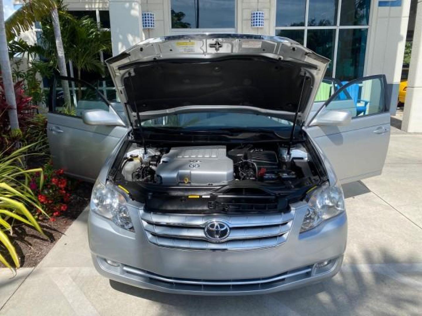 2007 Titanium Metallic /Graphite Toyota Avalon SUNROOF Limited LOW MILES 48,568 (4T1BK36B57U) with an 3.5L DOHC EFI 24-Valve V6 Engine engine, Automatic transmission, located at 4701 North Dixie Hwy, Pompano Beach, FL, 33064, (954) 422-2889, 26.240938, -80.123474 - OUR WEBPAGE FLORIDACARS1.COM HAS OVER 100 PHOTOS AND FREE CARFAX LINK 2007 Toyota Avalon LIMITED Sedan 4 DR 3.5L V6 F DOHC 24V Gasoline 28 MPG Front Wheel Drive Features A/C Seat(s) ABS Brakes Air Conditioning Alloy Wheels AM/FM Stereo Automatic Transmission Auxiliary Audio Input Cassette Player CD- Photo#17