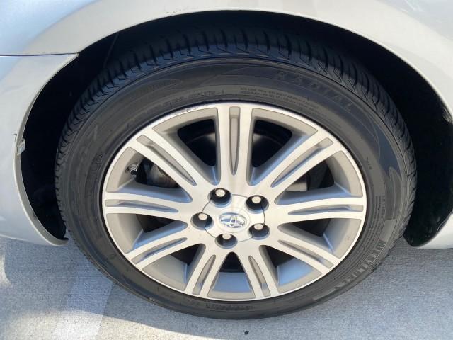 2007 Titanium Metallic /Graphite Toyota Avalon SUNROOF Limited LOW MILES 48,568 (4T1BK36B57U) with an 3.5L DOHC EFI 24-Valve V6 Engine engine, Automatic transmission, located at 4701 North Dixie Hwy, Pompano Beach, FL, 33064, (954) 422-2889, 26.240938, -80.123474 - OUR WEBPAGE FLORIDACARS1.COM HAS OVER 100 PHOTOS AND FREE CARFAX LINK 2007 Toyota Avalon LIMITED Sedan 4 DR 3.5L V6 F DOHC 24V Gasoline 28 MPG Front Wheel Drive Features A/C Seat(s) ABS Brakes Air Conditioning Alloy Wheels AM/FM Stereo Automatic Transmission Auxiliary Audio Input Cassette Player CD - Photo#19