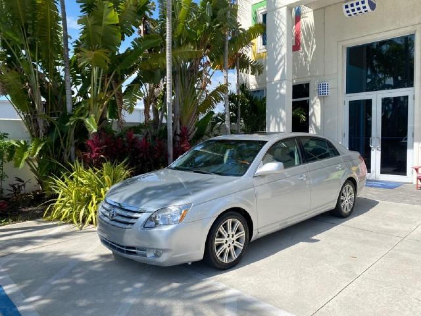 2007 Titanium Metallic /Graphite Toyota Avalon SUNROOF Limited LOW MILES 48,568 (4T1BK36B57U) with an 3.5L DOHC EFI 24-Valve V6 Engine engine, Automatic transmission, located at 4701 North Dixie Hwy, Pompano Beach, FL, 33064, (954) 422-2889, 26.240938, -80.123474 - OUR WEBPAGE FLORIDACARS1.COM HAS OVER 100 PHOTOS AND FREE CARFAX LINK 2007 Toyota Avalon LIMITED Sedan 4 DR 3.5L V6 F DOHC 24V Gasoline 28 MPG Front Wheel Drive Features A/C Seat(s) ABS Brakes Air Conditioning Alloy Wheels AM/FM Stereo Automatic Transmission Auxiliary Audio Input Cassette Player CD- Photo#28