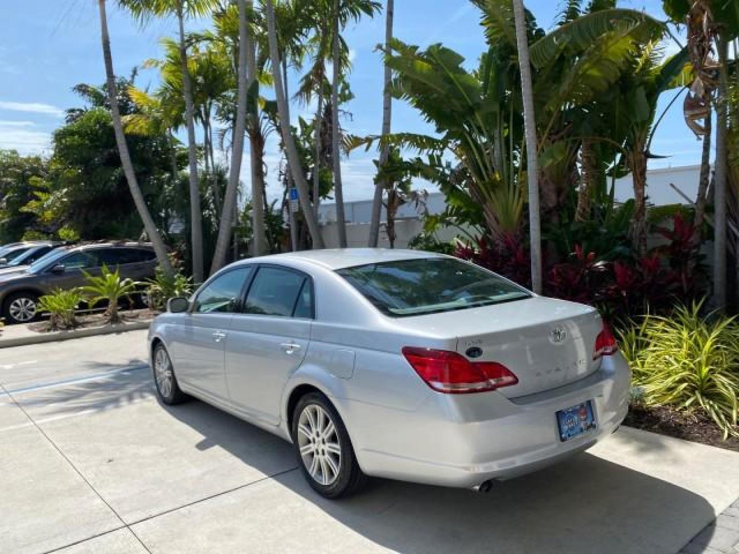 2007 Titanium Metallic /Graphite Toyota Avalon SUNROOF Limited LOW MILES 48,568 (4T1BK36B57U) with an 3.5L DOHC EFI 24-Valve V6 Engine engine, Automatic transmission, located at 4701 North Dixie Hwy, Pompano Beach, FL, 33064, (954) 422-2889, 26.240938, -80.123474 - OUR WEBPAGE FLORIDACARS1.COM HAS OVER 100 PHOTOS AND FREE CARFAX LINK 2007 Toyota Avalon LIMITED Sedan 4 DR 3.5L V6 F DOHC 24V Gasoline 28 MPG Front Wheel Drive Features A/C Seat(s) ABS Brakes Air Conditioning Alloy Wheels AM/FM Stereo Automatic Transmission Auxiliary Audio Input Cassette Player CD- Photo#32