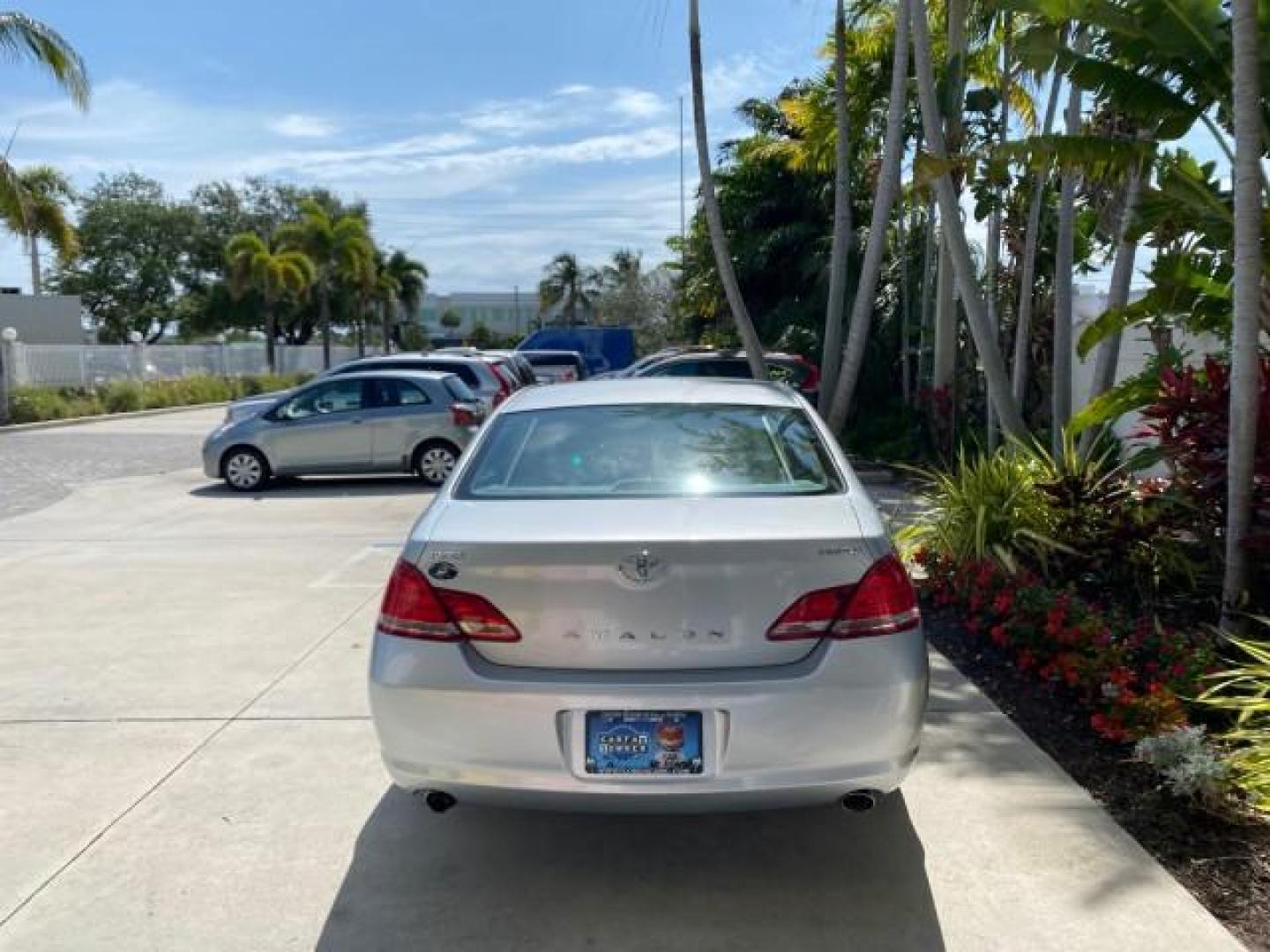 2007 Titanium Metallic /Graphite Toyota Avalon SUNROOF Limited LOW MILES 48,568 (4T1BK36B57U) with an 3.5L DOHC EFI 24-Valve V6 Engine engine, Automatic transmission, located at 4701 North Dixie Hwy, Pompano Beach, FL, 33064, (954) 422-2889, 26.240938, -80.123474 - OUR WEBPAGE FLORIDACARS1.COM HAS OVER 100 PHOTOS AND FREE CARFAX LINK 2007 Toyota Avalon LIMITED Sedan 4 DR 3.5L V6 F DOHC 24V Gasoline 28 MPG Front Wheel Drive Features A/C Seat(s) ABS Brakes Air Conditioning Alloy Wheels AM/FM Stereo Automatic Transmission Auxiliary Audio Input Cassette Player CD- Photo#34