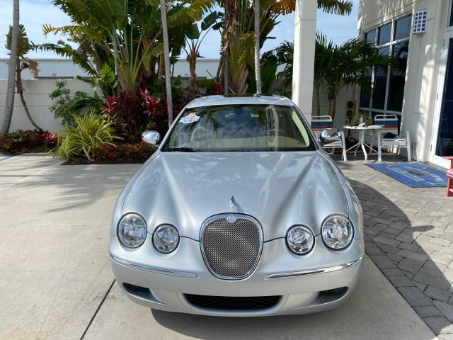 2008 Lunar Grey /Champagne Jaguar S-TYPE 3.0 1 OWNER LOW MILES 27,291 (SAJWA01A58F) with an 3.0L DOHC MPFI 24-Valve V6 Engine engine, Automatic transmission, located at 4701 North Dixie Hwy, Pompano Beach, FL, 33064, (954) 422-2889, 26.240938, -80.123474 - OUR WEBPAGE FLORIDACARS1.COM HAS OVER 100 PHOTOS AND FREE CARFAX LINK 2008 Jaguar S-Type 3.0 1 OWNER Sedan 4 DR 3.0L V6 F DOHC 24V Gasoline 28 MPG Rear Wheel Drive Features ABS Brakes Air Conditioning Alloy Wheels AM/FM Stereo Automatic Transmission CD Audio Cruise Control Front Seat Heaters Leather - Photo#2