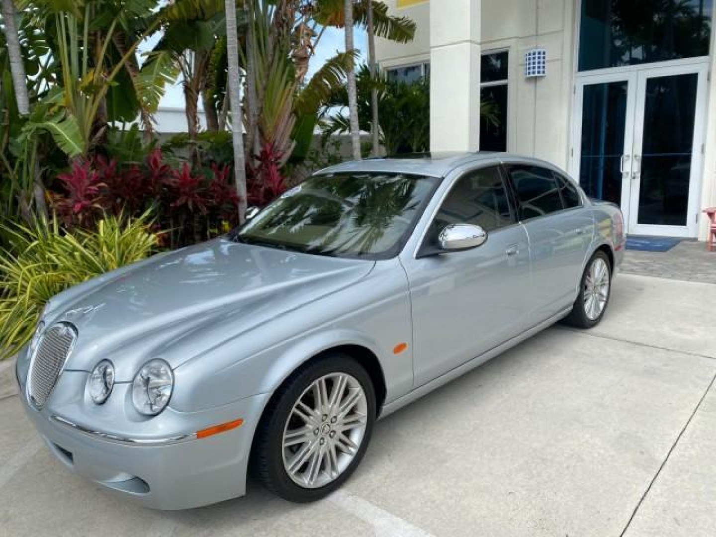 2008 Lunar Grey /Champagne Jaguar S-TYPE 3.0 1 OWNER LOW MILES 27,291 (SAJWA01A58F) with an 3.0L DOHC MPFI 24-Valve V6 Engine engine, Automatic transmission, located at 4701 North Dixie Hwy, Pompano Beach, FL, 33064, (954) 422-2889, 26.240938, -80.123474 - OUR WEBPAGE FLORIDACARS1.COM HAS OVER 100 PHOTOS AND FREE CARFAX LINK 2008 Jaguar S-Type 3.0 1 OWNER Sedan 4 DR 3.0L V6 F DOHC 24V Gasoline 28 MPG Rear Wheel Drive Features ABS Brakes Air Conditioning Alloy Wheels AM/FM Stereo Automatic Transmission CD Audio Cruise Control Front Seat Heaters Leather- Photo#29