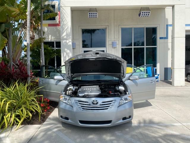 2007 Titanium Metallic /Ash Toyota Camry XLE LOW MILES 15,752 1 OWNER (4T1BK46K37U) with an 3.5L DOHC MPFI VVT-i 24-Valve V6 Engine engine, Automatic transmission, located at 4701 North Dixie Hwy, Pompano Beach, FL, 33064, (954) 422-2889, 26.240938, -80.123474 - OUR WEBPAGE FLORIDACARS1.COM HAS OVER 100 PHOTOS AND FREE CARFAX LINK 2007 Toyota Camry XLE 1 OWNER Sedan 4 DR 3.5L V6 F DOHC 24V Gasoline 31 MPG Front Wheel Drive Features ABS Brakes Air Conditioning Alloy Wheels AM/FM Stereo Automatic Transmission Auxiliary Audio Input Bluetooth Technology CD Audi - Photo#16