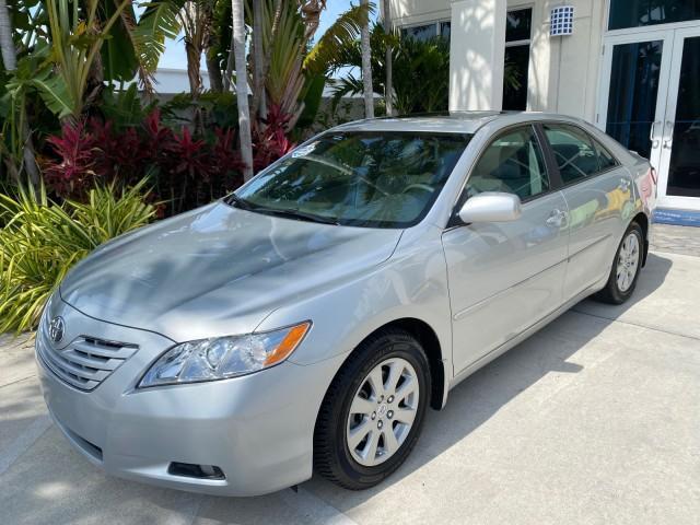 2007 Titanium Metallic /Ash Toyota Camry XLE LOW MILES 15,752 1 OWNER (4T1BK46K37U) with an 3.5L DOHC MPFI VVT-i 24-Valve V6 Engine engine, Automatic transmission, located at 4701 North Dixie Hwy, Pompano Beach, FL, 33064, (954) 422-2889, 26.240938, -80.123474 - OUR WEBPAGE FLORIDACARS1.COM HAS OVER 100 PHOTOS AND FREE CARFAX LINK 2007 Toyota Camry XLE 1 OWNER Sedan 4 DR 3.5L V6 F DOHC 24V Gasoline 31 MPG Front Wheel Drive Features ABS Brakes Air Conditioning Alloy Wheels AM/FM Stereo Automatic Transmission Auxiliary Audio Input Bluetooth Technology CD Audi - Photo#29