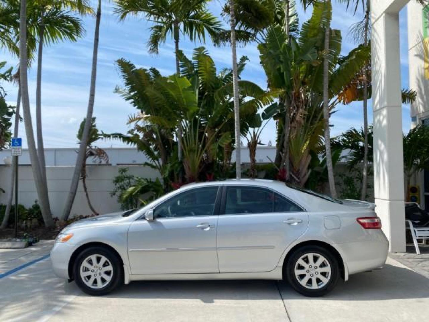 2007 Titanium Metallic /Ash Toyota Camry XLE LOW MILES 15,752 1 OWNER (4T1BK46K37U) with an 3.5L DOHC MPFI VVT-i 24-Valve V6 Engine engine, Automatic transmission, located at 4701 North Dixie Hwy, Pompano Beach, FL, 33064, (954) 422-2889, 26.240938, -80.123474 - OUR WEBPAGE FLORIDACARS1.COM HAS OVER 100 PHOTOS AND FREE CARFAX LINK 2007 Toyota Camry XLE 1 OWNER Sedan 4 DR 3.5L V6 F DOHC 24V Gasoline 31 MPG Front Wheel Drive Features ABS Brakes Air Conditioning Alloy Wheels AM/FM Stereo Automatic Transmission Auxiliary Audio Input Bluetooth Technology CD Audi- Photo#30