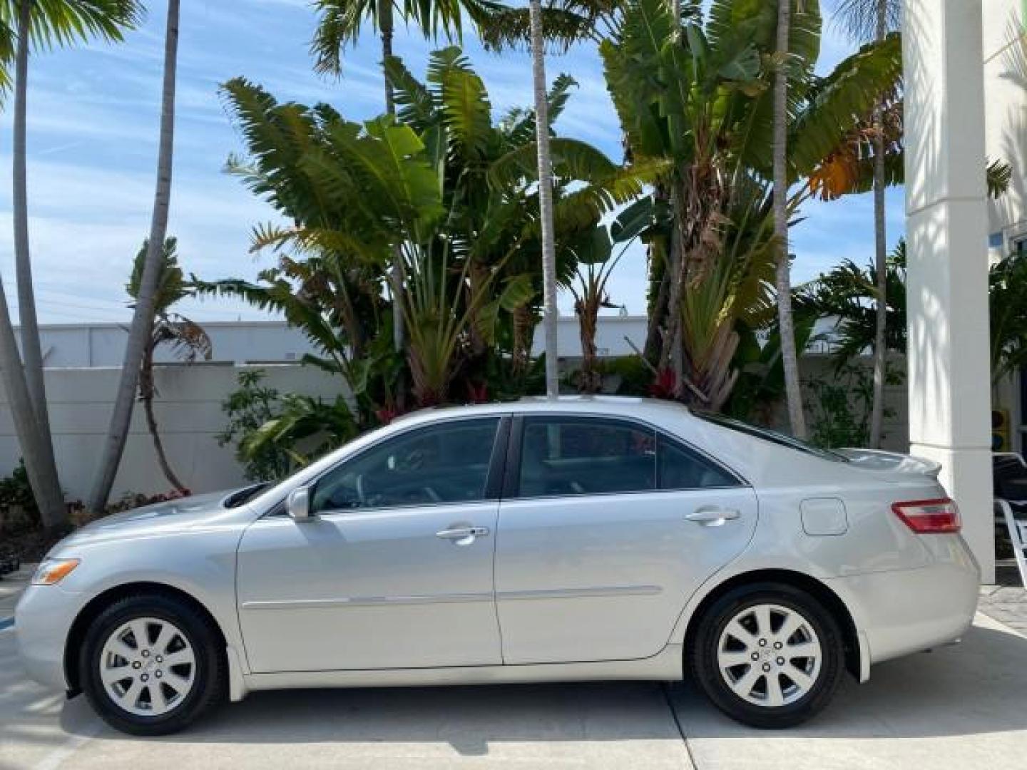2007 Titanium Metallic /Ash Toyota Camry XLE LOW MILES 15,752 1 OWNER (4T1BK46K37U) with an 3.5L DOHC MPFI VVT-i 24-Valve V6 Engine engine, Automatic transmission, located at 4701 North Dixie Hwy, Pompano Beach, FL, 33064, (954) 422-2889, 26.240938, -80.123474 - OUR WEBPAGE FLORIDACARS1.COM HAS OVER 100 PHOTOS AND FREE CARFAX LINK 2007 Toyota Camry XLE 1 OWNER Sedan 4 DR 3.5L V6 F DOHC 24V Gasoline 31 MPG Front Wheel Drive Features ABS Brakes Air Conditioning Alloy Wheels AM/FM Stereo Automatic Transmission Auxiliary Audio Input Bluetooth Technology CD Audi- Photo#31