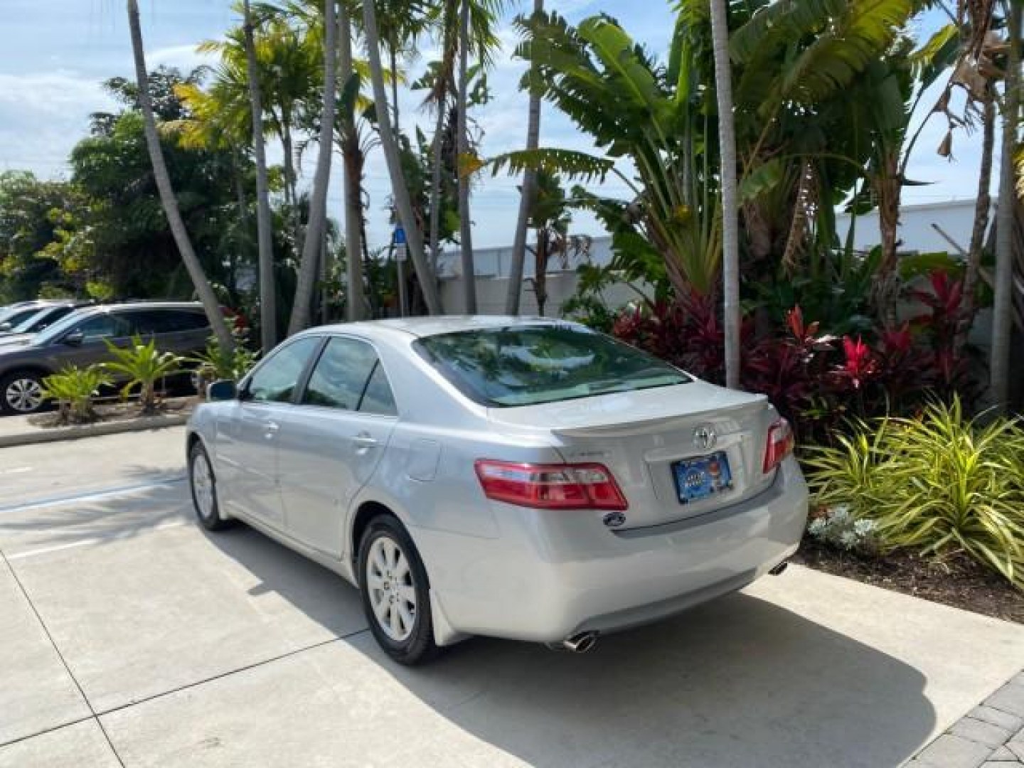 2007 Titanium Metallic /Ash Toyota Camry XLE LOW MILES 15,752 1 OWNER (4T1BK46K37U) with an 3.5L DOHC MPFI VVT-i 24-Valve V6 Engine engine, Automatic transmission, located at 4701 North Dixie Hwy, Pompano Beach, FL, 33064, (954) 422-2889, 26.240938, -80.123474 - OUR WEBPAGE FLORIDACARS1.COM HAS OVER 100 PHOTOS AND FREE CARFAX LINK 2007 Toyota Camry XLE 1 OWNER Sedan 4 DR 3.5L V6 F DOHC 24V Gasoline 31 MPG Front Wheel Drive Features ABS Brakes Air Conditioning Alloy Wheels AM/FM Stereo Automatic Transmission Auxiliary Audio Input Bluetooth Technology CD Audi- Photo#32