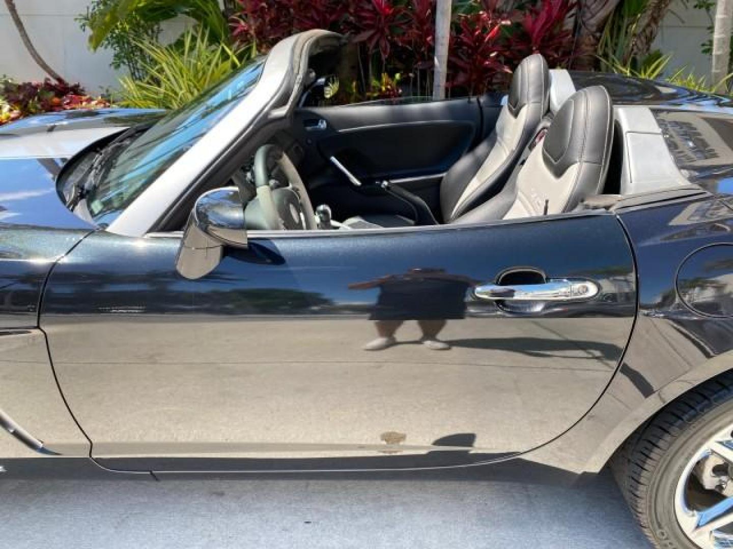 2008 Carbon Flash /Light Titanium Saturn Sky Red Line Carbon Flash SE 5 SPD (1G8MJ35X88Y) with an Turbocharged And Intercooled Ecotec 2.0L VVT DOHC 4-Cyl Aluminum Engine engine, Manual transmission, located at 4701 North Dixie Hwy, Pompano Beach, FL, 33064, (954) 422-2889, 26.240938, -80.123474 - OUR WEBPAGE FLORIDACARS1.COM HAS OVER 100 PHOTOS AND FREE CARFAX LINK 2008 Saturn SKY Red Line Carbon Flash SE Convertible 2.0L I4 F DOHC Gasoline 31 MPG Rear Wheel Drive Features ABS Brakes Air Conditioning Alloy Wheels AM/FM Stereo Auxiliary Audio Input CD Audio Cruise Control Leather Seats Manual - Photo#55