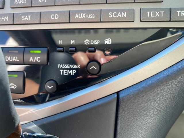 2011 Cerulean Blue Metallic /Light Gray Lexus RX 350 SUV LOW MILES 55,895 1 OWNER (2T2ZK1BAXBC) with an 3.5L DOHC SFI 24-Valve V6 Engine engine, Automatic transmission, located at 4701 North Dixie Hwy, Pompano Beach, FL, 33064, (954) 422-2889, 26.240938, -80.123474 - OUR WEBPAGE FLORIDACARS1.COM HAS OVER 100 PHOTOS AND FREE CARFAX LINK 2011 Lexus RX 350 1 OWNER 4 Door Wagon/Sport Utility 3.5L V6 F DOHC 24V Gasoline 25 MPG Front Wheel Drive Features A/C Seat(s) ABS Brakes Air Conditioning Alloy Wheels AM/FM Stereo Automatic Transmission Auxiliary Audio Input Blue - Photo#63