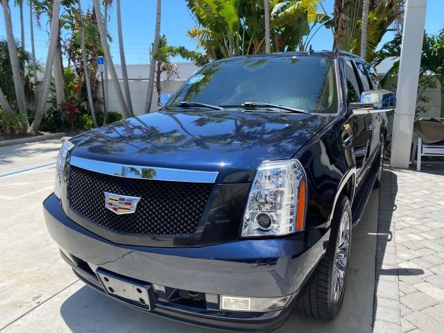 2007 Blue Chip /Cocoa/Very Light Cashmere Cadillac Escalade ESV SUNROOF AWD LOW MILES 47,118 (1GYFK66827R) with an 6.2L Vortec 1000 VVT V8 SFI Engine engine, Automatic transmission, located at 4701 North Dixie Hwy, Pompano Beach, FL, 33064, (954) 422-2889, 26.240938, -80.123474 - OUR WEBPAGE FLORIDACARS1.COM HAS OVER 100 PHOTOS AND FREE CARFAX LINK 2007 Cadillac Escalade ESV 4WD 4 Door Wagon/Sport Utility 6.2L V8 F Gasoline 19 MPG All Wheel Drive Features 20 Inch Plus Wheels 4WD/AWD A/C Seat(s) ABS Brakes Air Conditioning Alloy Wheels AM/FM Stereo Automatic Transmission Blue - Photo#3