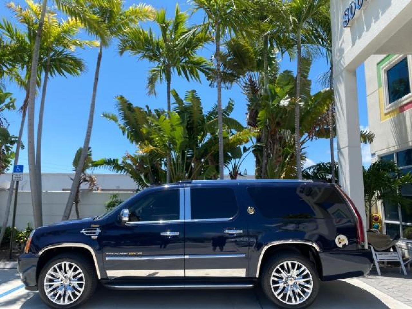 2007 Blue Chip /Cocoa/Very Light Cashmere Cadillac Escalade ESV SUNROOF AWD LOW MILES 47,118 (1GYFK66827R) with an 6.2L Vortec 1000 VVT V8 SFI Engine engine, Automatic transmission, located at 4701 North Dixie Hwy, Pompano Beach, FL, 33064, (954) 422-2889, 26.240938, -80.123474 - OUR WEBPAGE FLORIDACARS1.COM HAS OVER 100 PHOTOS AND FREE CARFAX LINK 2007 Cadillac Escalade ESV 4WD 4 Door Wagon/Sport Utility 6.2L V8 F Gasoline 19 MPG All Wheel Drive Features 20 Inch Plus Wheels 4WD/AWD A/C Seat(s) ABS Brakes Air Conditioning Alloy Wheels AM/FM Stereo Automatic Transmission Blue - Photo#4