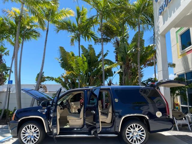 2007 Blue Chip /Cocoa/Very Light Cashmere Cadillac Escalade ESV SUNROOF AWD LOW MILES 47,118 (1GYFK66827R) with an 6.2L Vortec 1000 VVT V8 SFI Engine engine, Automatic transmission, located at 4701 North Dixie Hwy, Pompano Beach, FL, 33064, (954) 422-2889, 26.240938, -80.123474 - OUR WEBPAGE FLORIDACARS1.COM HAS OVER 100 PHOTOS AND FREE CARFAX LINK 2007 Cadillac Escalade ESV 4WD 4 Door Wagon/Sport Utility 6.2L V8 F Gasoline 19 MPG All Wheel Drive Features 20 Inch Plus Wheels 4WD/AWD A/C Seat(s) ABS Brakes Air Conditioning Alloy Wheels AM/FM Stereo Automatic Transmission Blue - Photo#8