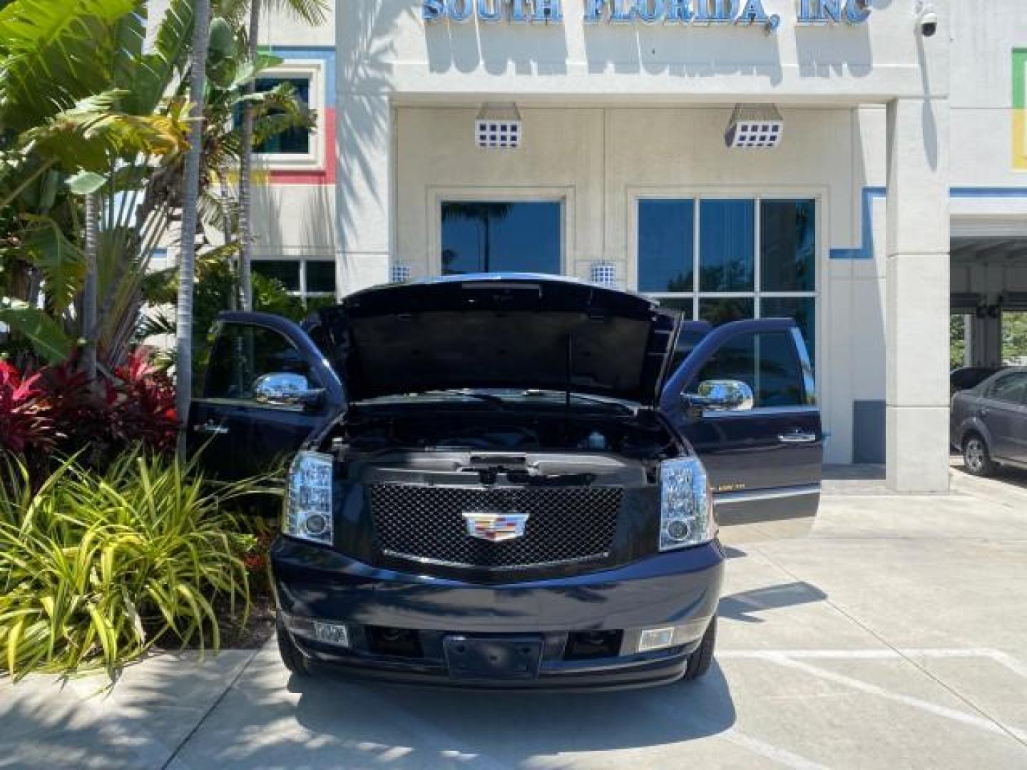 2007 Blue Chip /Cocoa/Very Light Cashmere Cadillac Escalade ESV SUNROOF AWD LOW MILES 47,118 (1GYFK66827R) with an 6.2L Vortec 1000 VVT V8 SFI Engine engine, Automatic transmission, located at 4701 North Dixie Hwy, Pompano Beach, FL, 33064, (954) 422-2889, 26.240938, -80.123474 - OUR WEBPAGE FLORIDACARS1.COM HAS OVER 100 PHOTOS AND FREE CARFAX LINK 2007 Cadillac Escalade ESV 4WD 4 Door Wagon/Sport Utility 6.2L V8 F Gasoline 19 MPG All Wheel Drive Features 20 Inch Plus Wheels 4WD/AWD A/C Seat(s) ABS Brakes Air Conditioning Alloy Wheels AM/FM Stereo Automatic Transmission Blue - Photo#16