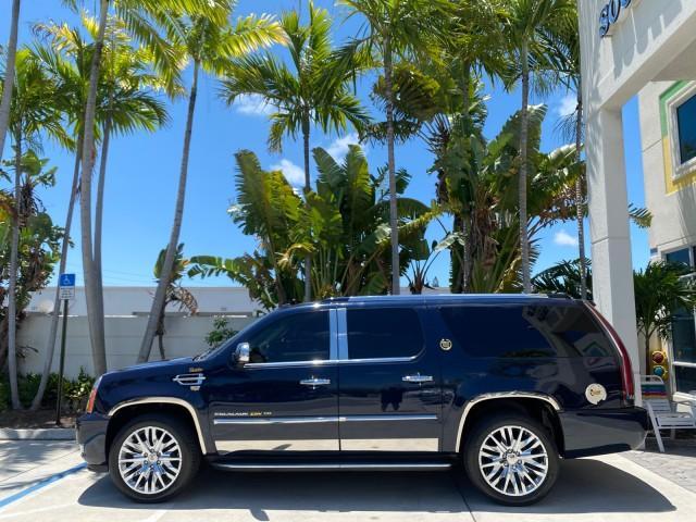 2007 Blue Chip /Cocoa/Very Light Cashmere Cadillac Escalade ESV SUNROOF AWD LOW MILES 47,118 (1GYFK66827R) with an 6.2L Vortec 1000 VVT V8 SFI Engine engine, Automatic transmission, located at 4701 North Dixie Hwy, Pompano Beach, FL, 33064, (954) 422-2889, 26.240938, -80.123474 - OUR WEBPAGE FLORIDACARS1.COM HAS OVER 100 PHOTOS AND FREE CARFAX LINK 2007 Cadillac Escalade ESV 4WD 4 Door Wagon/Sport Utility 6.2L V8 F Gasoline 19 MPG All Wheel Drive Features 20 Inch Plus Wheels 4WD/AWD A/C Seat(s) ABS Brakes Air Conditioning Alloy Wheels AM/FM Stereo Automatic Transmission Blue - Photo#30