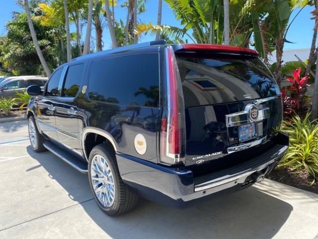 2007 Blue Chip /Cocoa/Very Light Cashmere Cadillac Escalade ESV SUNROOF AWD LOW MILES 47,118 (1GYFK66827R) with an 6.2L Vortec 1000 VVT V8 SFI Engine engine, Automatic transmission, located at 4701 North Dixie Hwy, Pompano Beach, FL, 33064, (954) 422-2889, 26.240938, -80.123474 - OUR WEBPAGE FLORIDACARS1.COM HAS OVER 100 PHOTOS AND FREE CARFAX LINK 2007 Cadillac Escalade ESV 4WD 4 Door Wagon/Sport Utility 6.2L V8 F Gasoline 19 MPG All Wheel Drive Features 20 Inch Plus Wheels 4WD/AWD A/C Seat(s) ABS Brakes Air Conditioning Alloy Wheels AM/FM Stereo Automatic Transmission Blue - Photo#33
