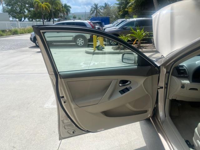 2009 Desert Sand Metallic /Bisque Toyota Camry LE LOW MILES 18,727 1 OWNER (4T1BE46K59U) with an 2.4L DOHC VVT-i 16-Valve 4-Cyl Engine engine, Automatic transmission, located at 4701 North Dixie Hwy, Pompano Beach, FL, 33064, (954) 422-2889, 26.240938, -80.123474 - OUR WEBPAGE FLORIDACARS1.COM HAS OVER 100 PHOTOS AND FREE CARFAX LINK 2009 Toyota Camry LE 1 OWNER Sedan 4 DR 2.4L I4 F DOHC 16V Gasoline 31 MPG Front Wheel Drive Features ABS Brakes Air Conditioning AM/FM Stereo Automatic Transmission Auxiliary Audio Input CD Audio Cruise Control Leather Seats Over - Photo#9