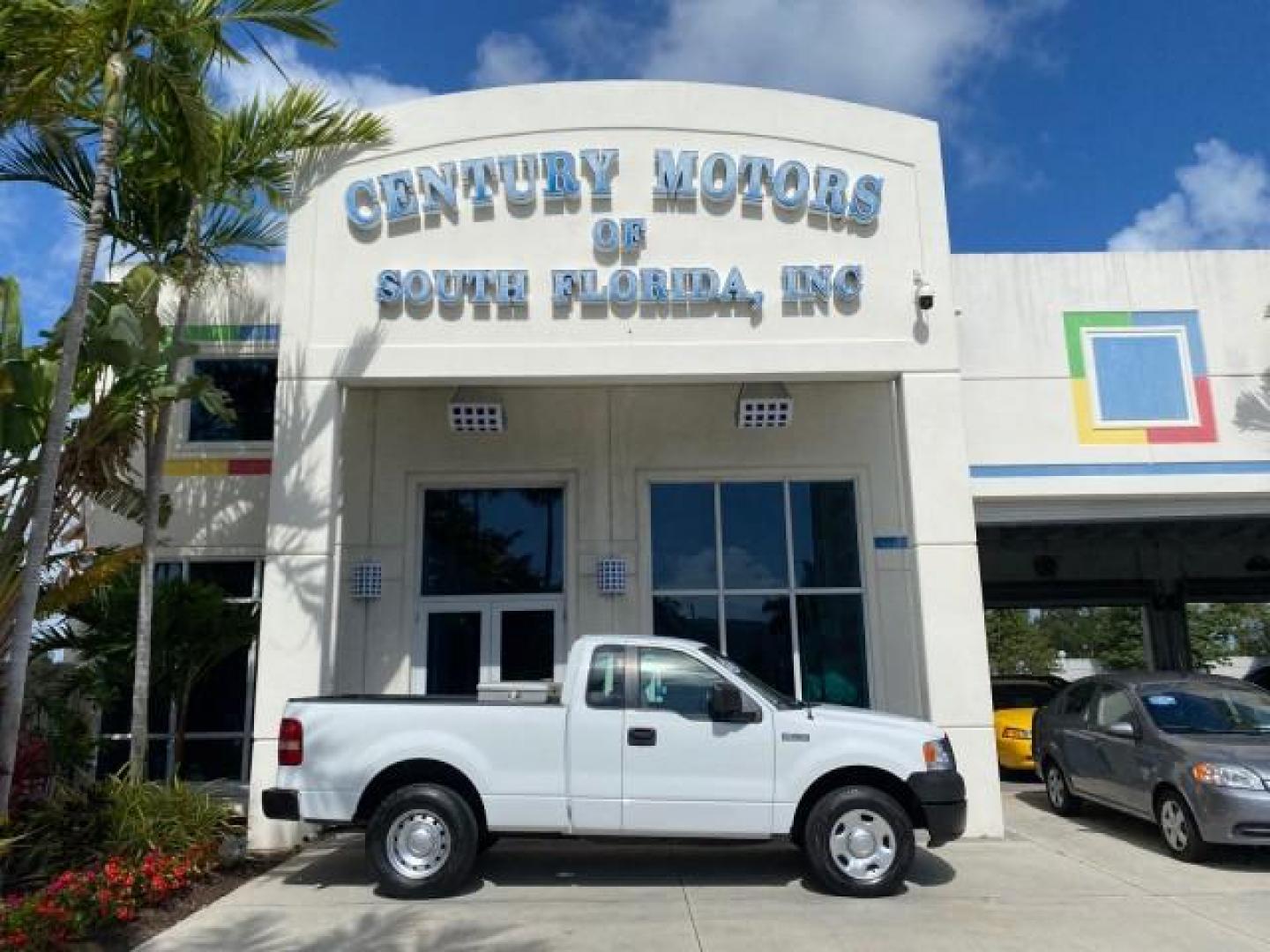2005 Oxford White /Flint Ford F-150 PU STX LOW MILES 18,931 (1FTRF12215N) with an 4.2L EFI V6 Engine engine, Automatic transmission, located at 4701 North Dixie Hwy, Pompano Beach, FL, 33064, (954) 422-2889, 26.240938, -80.123474 - OUR WEBPAGE FLORIDACARS1.COM HAS OVER 100 PHOTOS AND FREE CARFAX LINK 2005 Ford F-150 STX Pickup 4.2L V6 F OHV Gasoline 20 MPG Rear Wheel Drive Features ABS Brakes Air Conditioning AM/FM Stereo Automatic Transmission Overhead Airbags Side Airbags Traction Control Vinyl Seats 2005 Ford F-150 STX Regu- Photo#0