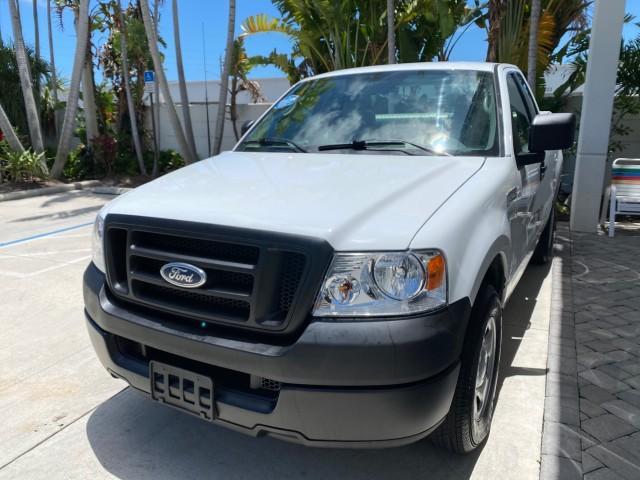 2005 Oxford White /Flint Ford F-150 PU STX LOW MILES 18,931 (1FTRF12215N) with an 4.2L EFI V6 Engine engine, Automatic transmission, located at 4701 North Dixie Hwy, Pompano Beach, FL, 33064, (954) 422-2889, 26.240938, -80.123474 - OUR WEBPAGE FLORIDACARS1.COM HAS OVER 100 PHOTOS AND FREE CARFAX LINK 2005 Ford F-150 STX Pickup 4.2L V6 F OHV Gasoline 20 MPG Rear Wheel Drive Features ABS Brakes Air Conditioning AM/FM Stereo Automatic Transmission Overhead Airbags Side Airbags Traction Control Vinyl Seats 2005 Ford F-150 STX Regu - Photo#3
