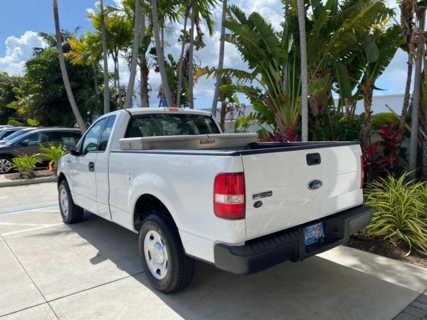 2005 Oxford White /Flint Ford F-150 PU STX LOW MILES 18,931 (1FTRF12215N) with an 4.2L EFI V6 Engine engine, Automatic transmission, located at 4701 North Dixie Hwy, Pompano Beach, FL, 33064, (954) 422-2889, 26.240938, -80.123474 - OUR WEBPAGE FLORIDACARS1.COM HAS OVER 100 PHOTOS AND FREE CARFAX LINK 2005 Ford F-150 STX Pickup 4.2L V6 F OHV Gasoline 20 MPG Rear Wheel Drive Features ABS Brakes Air Conditioning AM/FM Stereo Automatic Transmission Overhead Airbags Side Airbags Traction Control Vinyl Seats 2005 Ford F-150 STX Regu- Photo#5