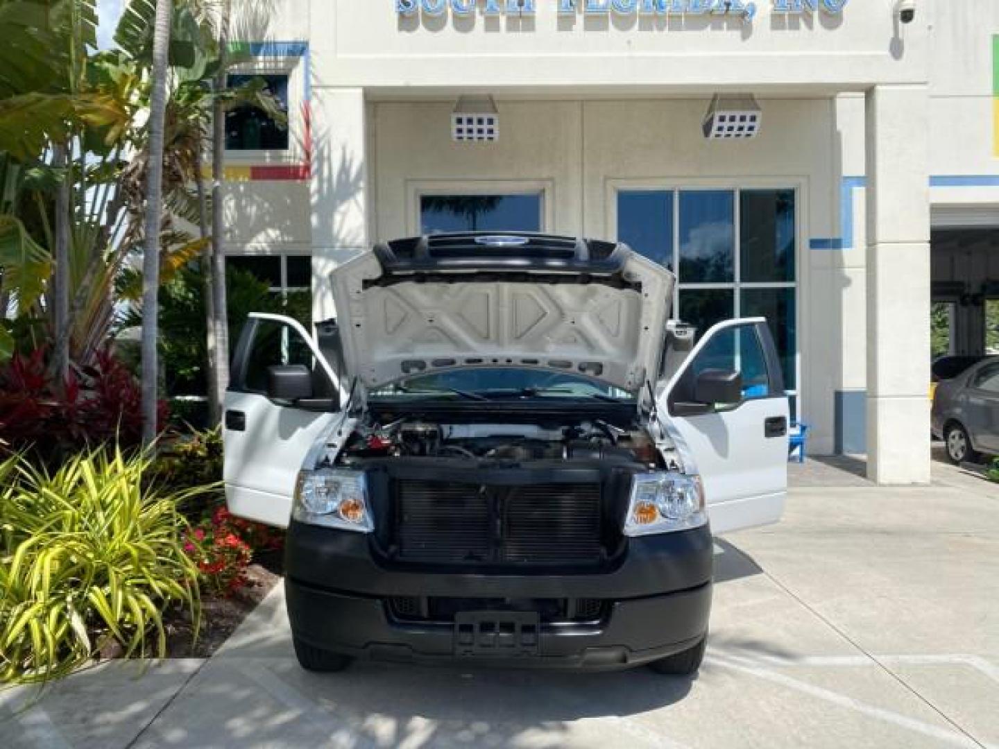 2005 Oxford White /Flint Ford F-150 PU STX LOW MILES 18,931 (1FTRF12215N) with an 4.2L EFI V6 Engine engine, Automatic transmission, located at 4701 North Dixie Hwy, Pompano Beach, FL, 33064, (954) 422-2889, 26.240938, -80.123474 - OUR WEBPAGE FLORIDACARS1.COM HAS OVER 100 PHOTOS AND FREE CARFAX LINK 2005 Ford F-150 STX Pickup 4.2L V6 F OHV Gasoline 20 MPG Rear Wheel Drive Features ABS Brakes Air Conditioning AM/FM Stereo Automatic Transmission Overhead Airbags Side Airbags Traction Control Vinyl Seats 2005 Ford F-150 STX Regu- Photo#16