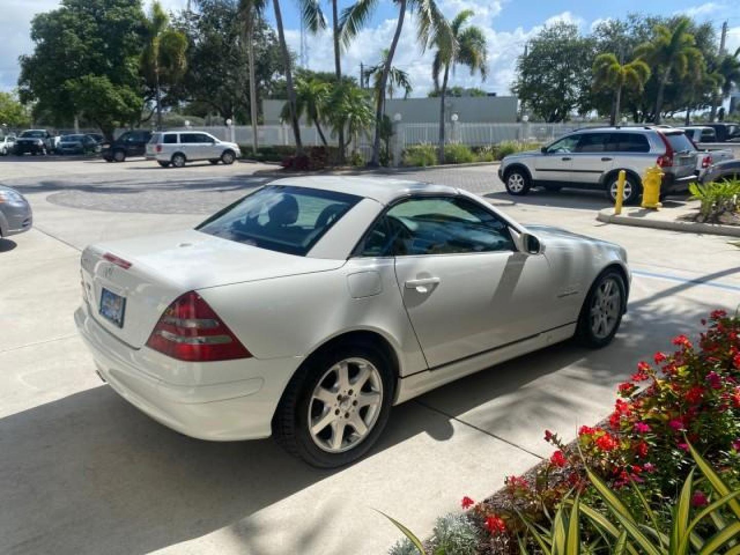 2002 Alabaster White /Charcoal/Beige Mercedes-Benz SLK-Class 2.3L SLK CONV LOW MILES 48,941 (WDBKK49F32F) with an 2.3L Supercharged And Intercooled DOHC SMPI 16-Valve In-Line 4-Cyl Engine engine, Automatic transmission, located at 4701 North Dixie Hwy, Pompano Beach, FL, 33064, (954) 422-2889, 26.240938, -80.123474 - OUR WEBPAGE FLORIDACARS1.COM HAS OVER 100 PHOTOS AND FREE CARFAX LINK 2002 Mercedes-Benz SLK 230 Kompressor Convertible 2.3L I4 F DOHC 16V Gasoline 30 MPG Rear Wheel Drive Features ABS Brakes Air Conditioning Alloy Wheels AM/FM Stereo Automatic Transmission BOSE Sound System Cassette Player Cruise C- Photo#7