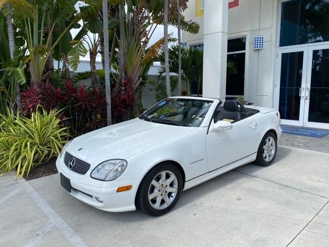2002 Alabaster White /Charcoal/Beige Mercedes-Benz SLK-Class 2.3L SLK CONV LOW MILES 48,941 (WDBKK49F32F) with an 2.3L Supercharged And Intercooled DOHC SMPI 16-Valve In-Line 4-Cyl Engine engine, Automatic transmission, located at 4701 North Dixie Hwy, Pompano Beach, FL, 33064, (954) 422-2889, 26.240938, -80.123474 - OUR WEBPAGE FLORIDACARS1.COM HAS OVER 100 PHOTOS AND FREE CARFAX LINK 2002 Mercedes-Benz SLK 230 Kompressor Convertible 2.3L I4 F DOHC 16V Gasoline 30 MPG Rear Wheel Drive Features ABS Brakes Air Conditioning Alloy Wheels AM/FM Stereo Automatic Transmission BOSE Sound System Cassette Player Cruise C - Photo#31